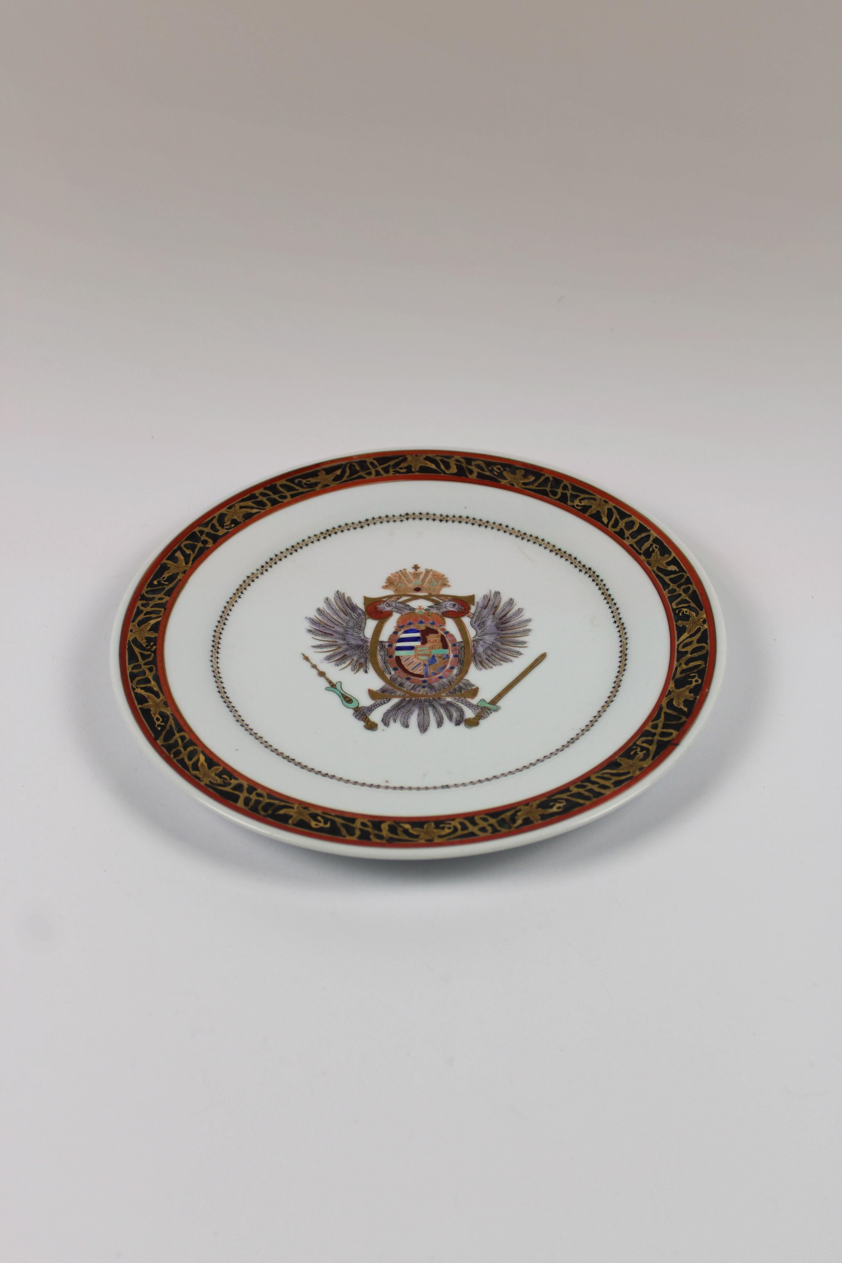 Dieser prächtige Teller von Porcelaine de Paris mit dem kaiserlich-österreichischen Adler-Motiv aus dem 19. Jahrhundert unter Napoleon III. lässt den königlichen Charme der Geschichte erahnen. Dieser exquisite, mit viel Liebe zum Detail gefertigte