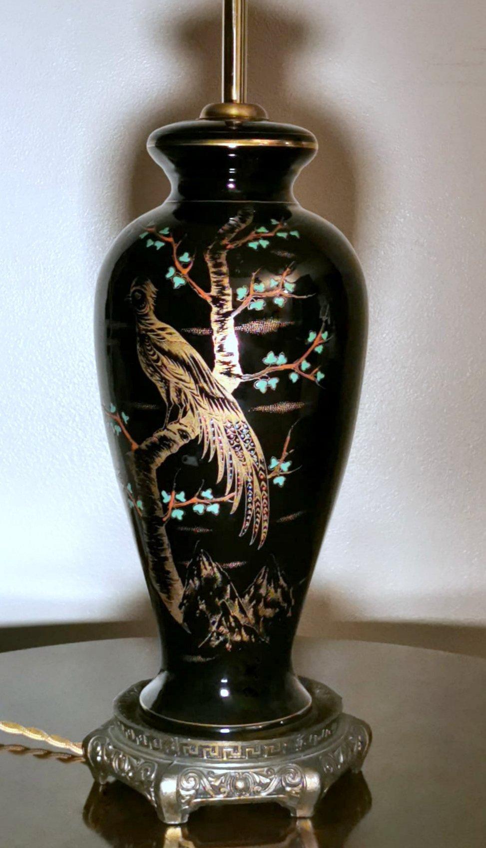 Français Rare lampe française en porcelaine polie noire peinte à la main en vente