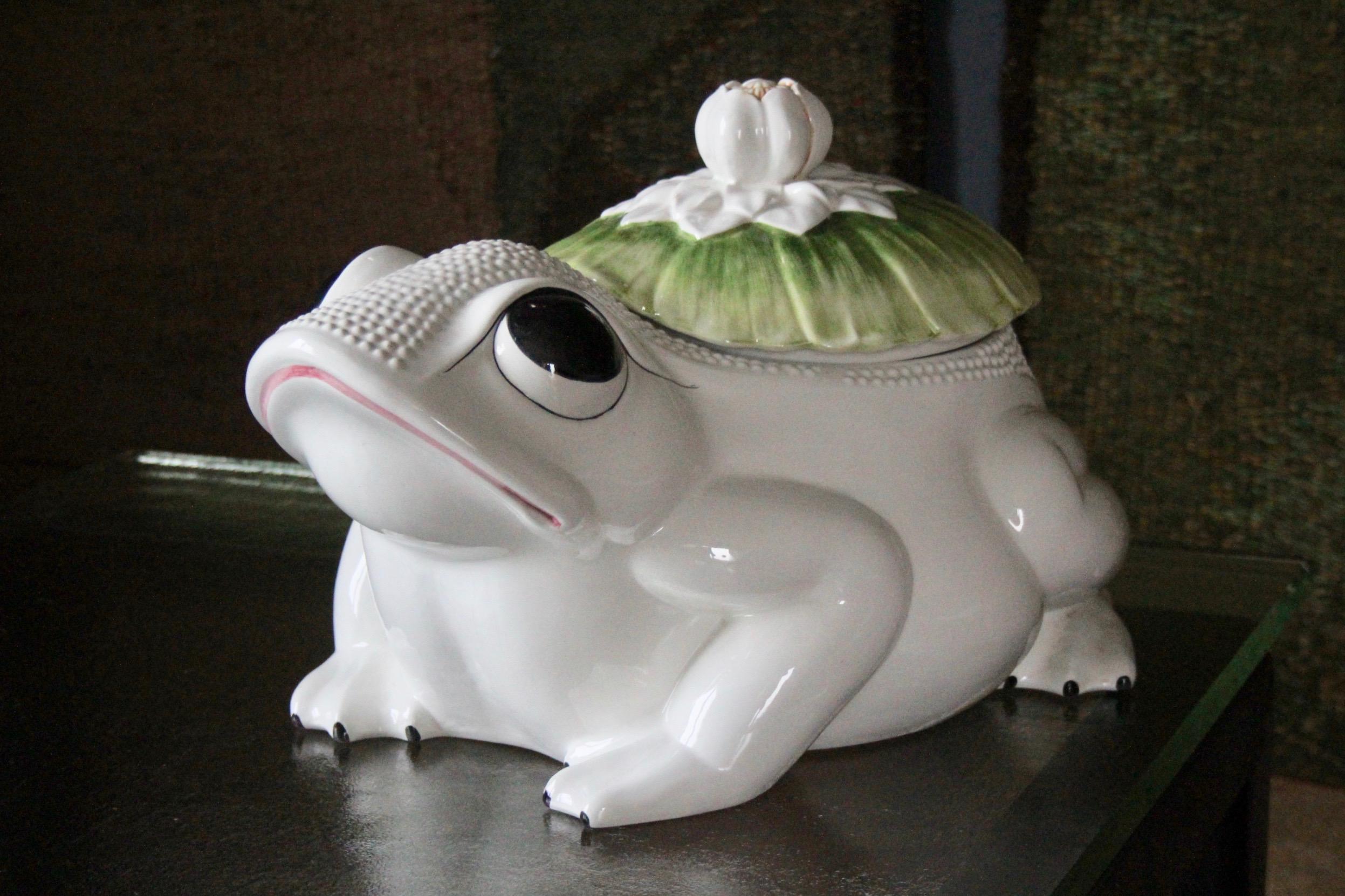 Porcelaine frog jardiniere In Good Condition For Sale In grand Lancy, CH