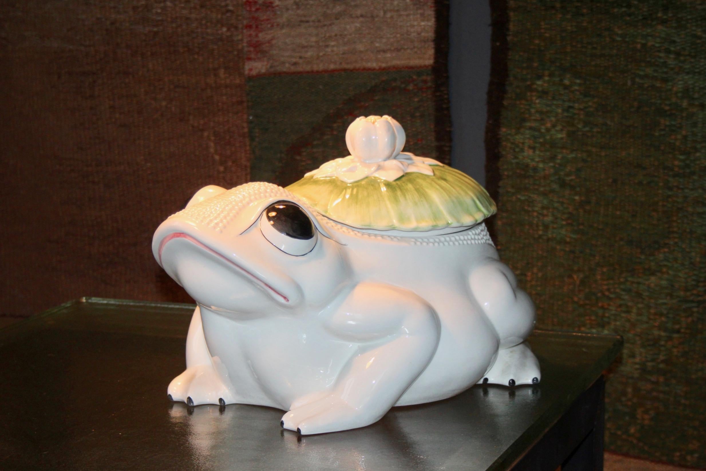 Late 20th Century Porcelaine frog jardiniere For Sale
