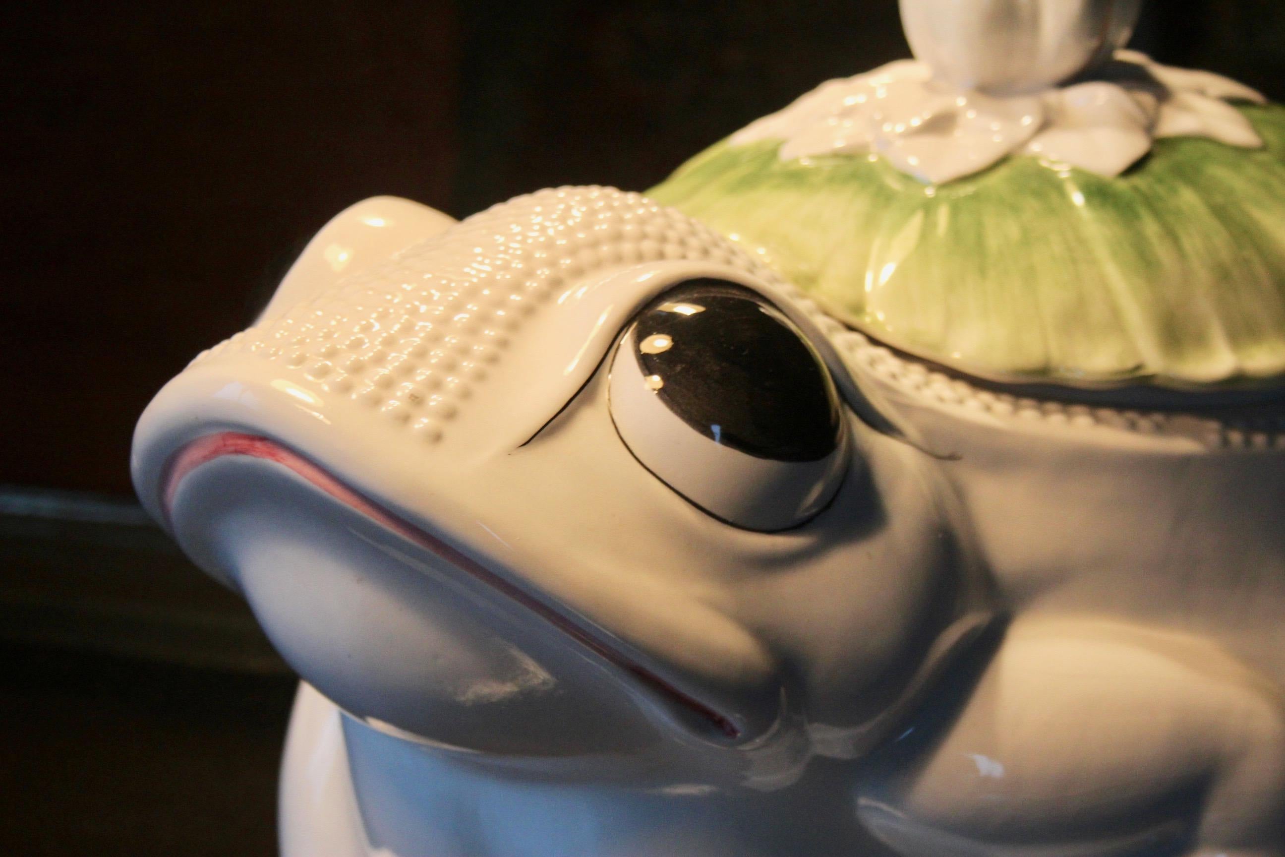 Porcelaine frog jardiniere For Sale 1