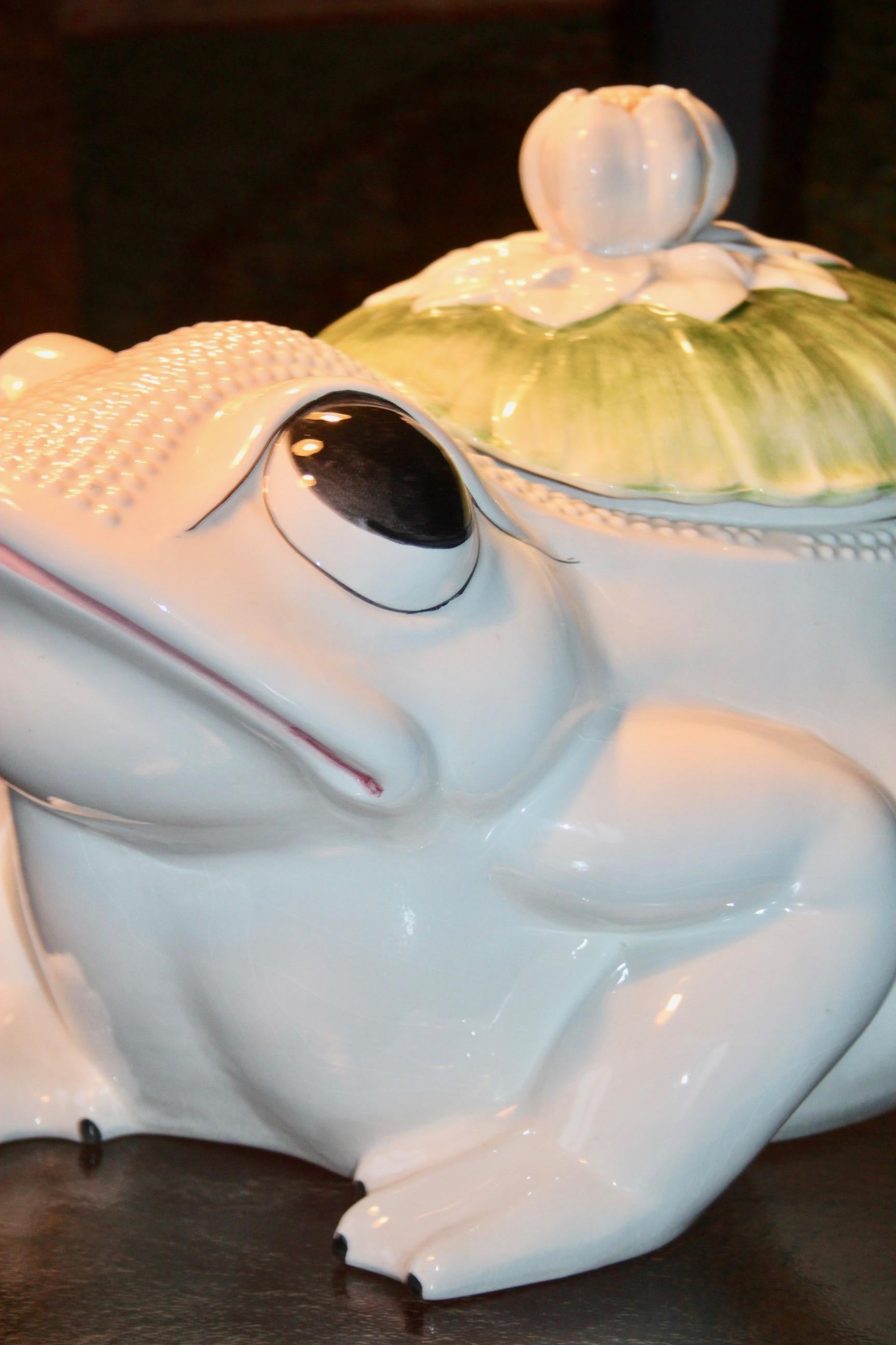 Jardinière grenouille en porcelaine en vente 1