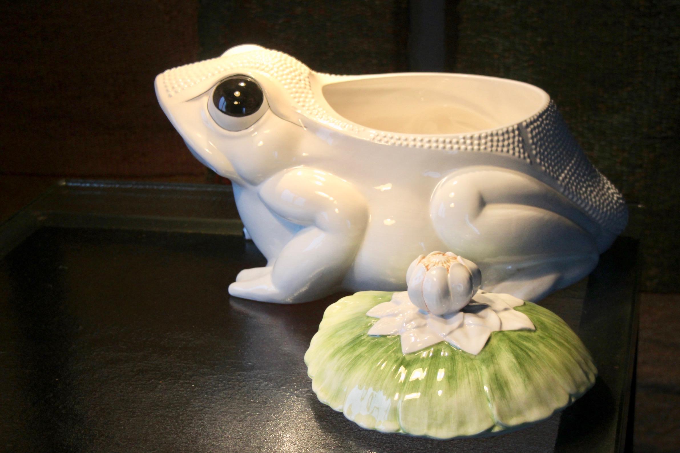 Porcelaine frog jardiniere For Sale 3