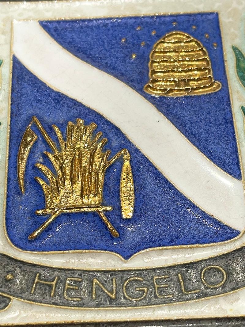 Porceleyne Fles Delft Cloisonné Fliese mit dem Wappen von Hengelo (Niederländisch) im Angebot