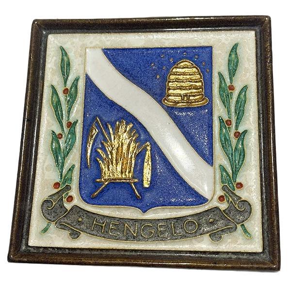 Azulejo Cloisonné Porceleyne Fles Delft con el Escudo de Armas de Hengelo