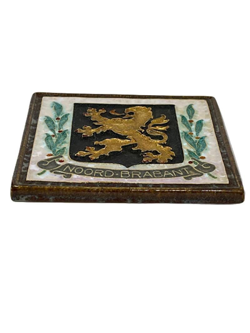 Porceleyne Fles Delft cloisonné tile with the coat of arms of Noord-Brabant

A decorative eartheware tile with cloisonné in relief
Noord-Brabant is one of the 12 provinces of The Netherlands
The cloisonné tiles of the Porceleyne Fles are made during