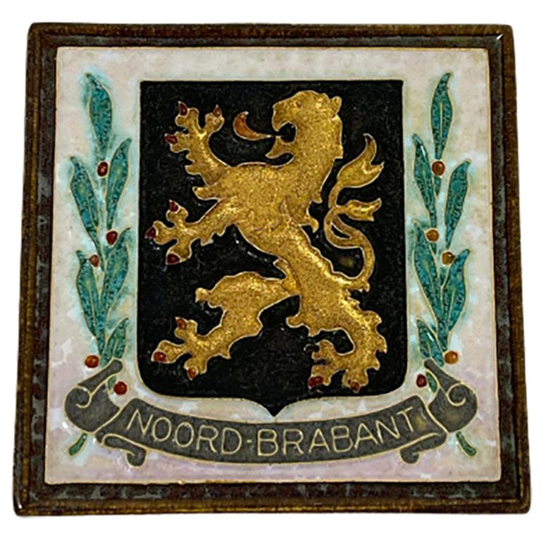 Porceleyne Fles Delft Cloisonné Fliese mit dem Wappen von Noord-Brabant