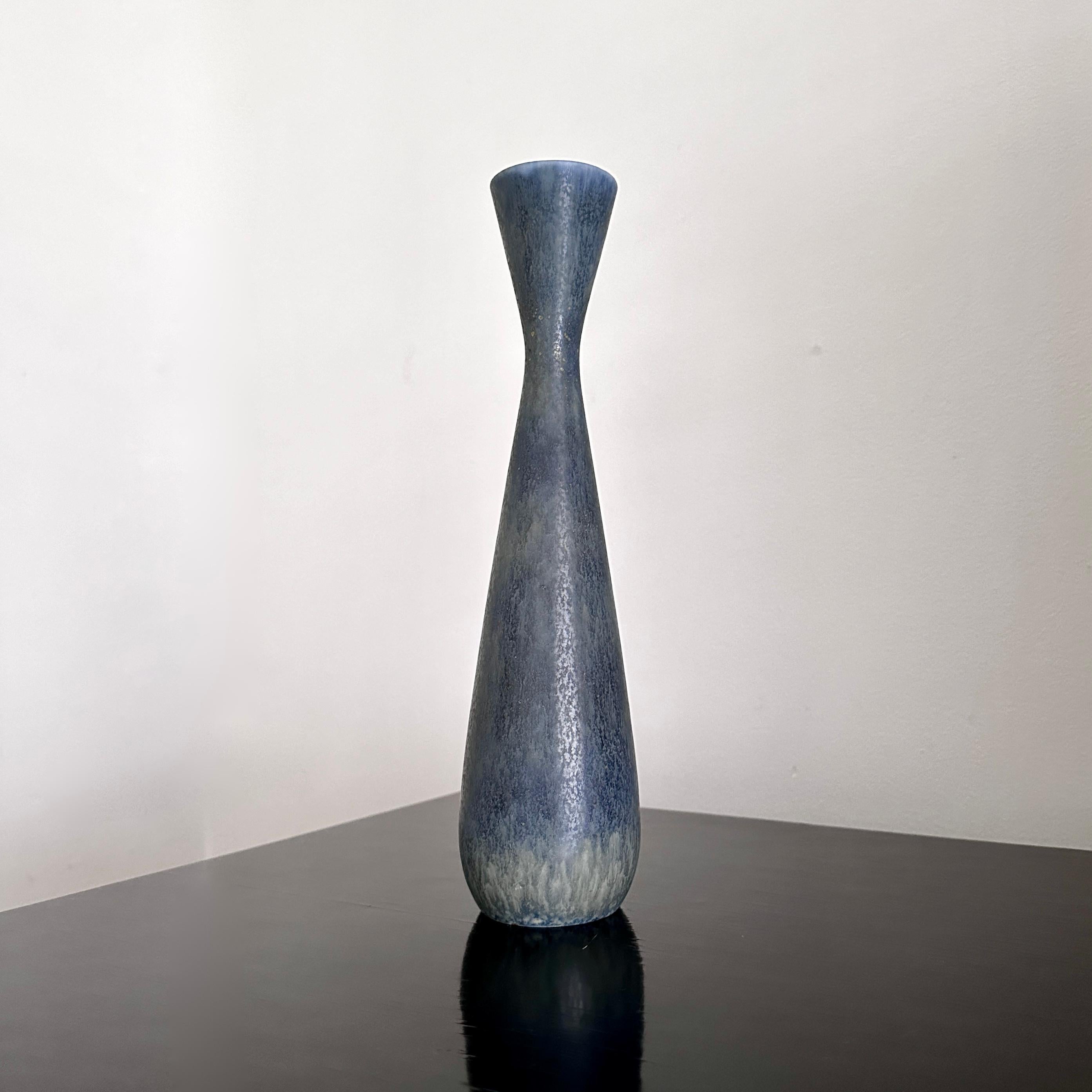 Magnifique vase bleu/vert conçu par Carl-Harry Stålhane (1920-1990) pour Röstrand Procelain Works.

Stålhand a commencé à travailler pour Rorstrand à l'âge de 18 ans. Dans un premier temps, il a décoré des objets en céramique en tant qu'assistant de