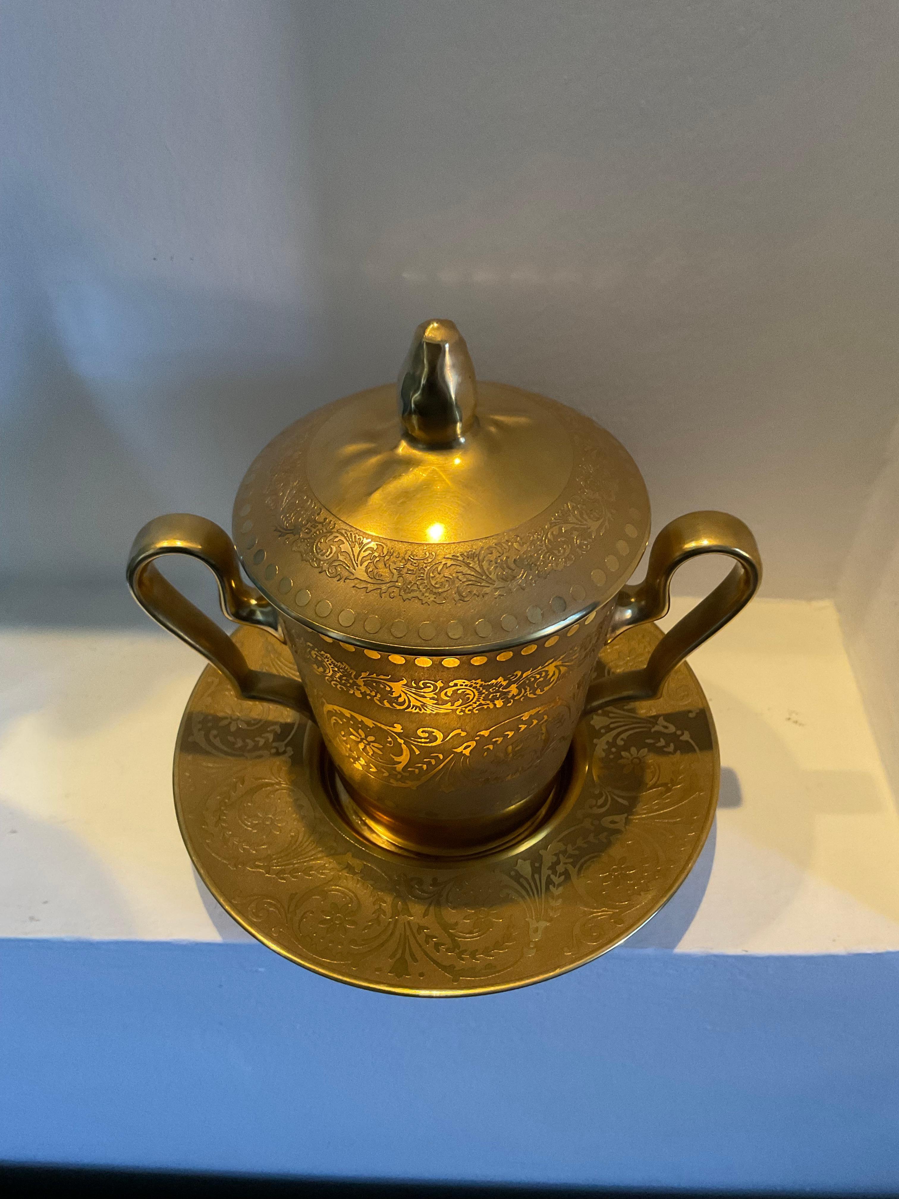 Mid-Century Modern LIMOGES porcelaine - récipient avec 2 poignées, couvercle et assiette, émail doré  en vente