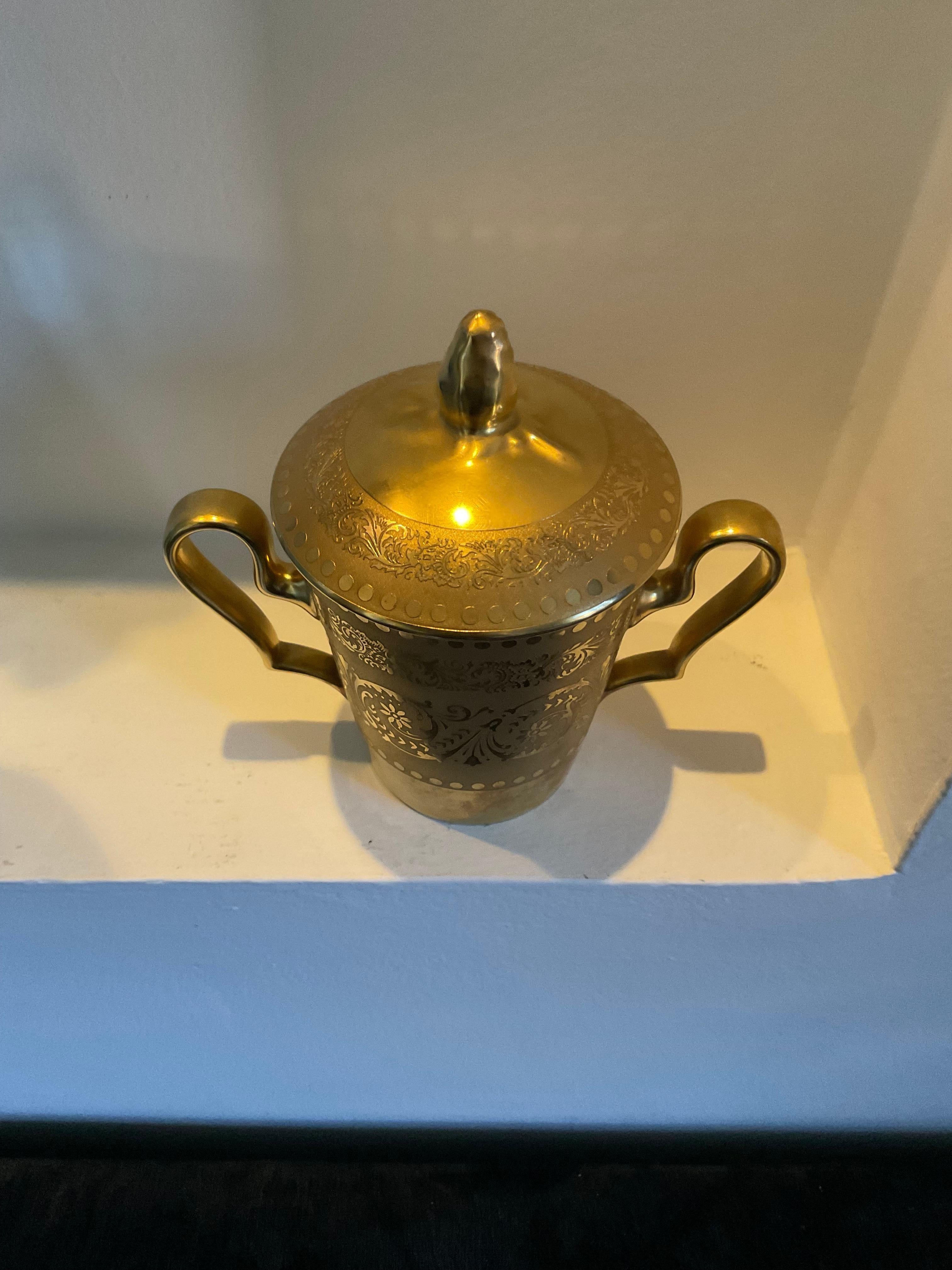 Mid-20th Century LIMOGES porcelaine - récipient avec 2 poignées, couvercle et assiette, émail doré  en vente