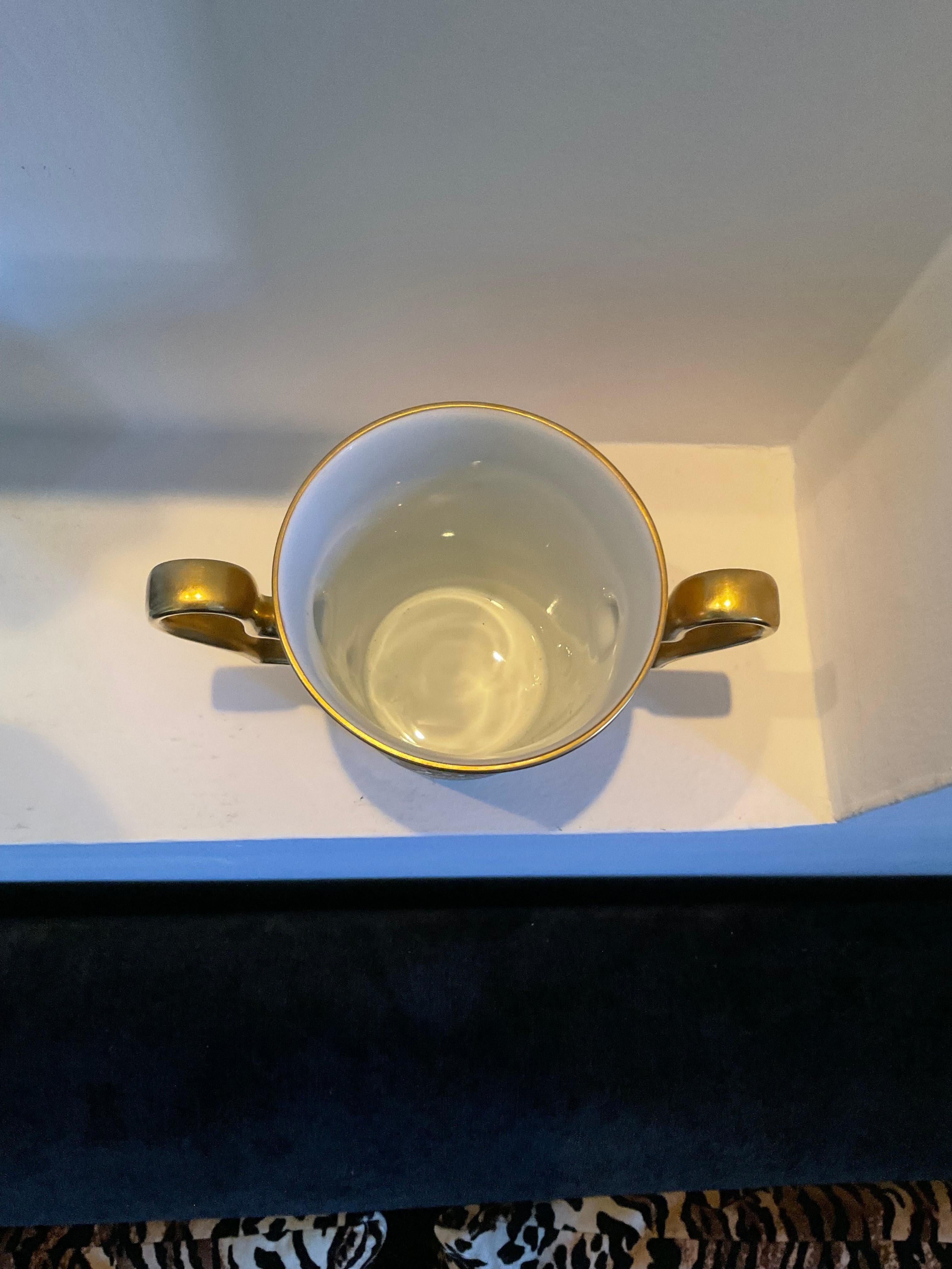 Porcelaine LIMOGES porcelaine - récipient avec 2 poignées, couvercle et assiette, émail doré  en vente