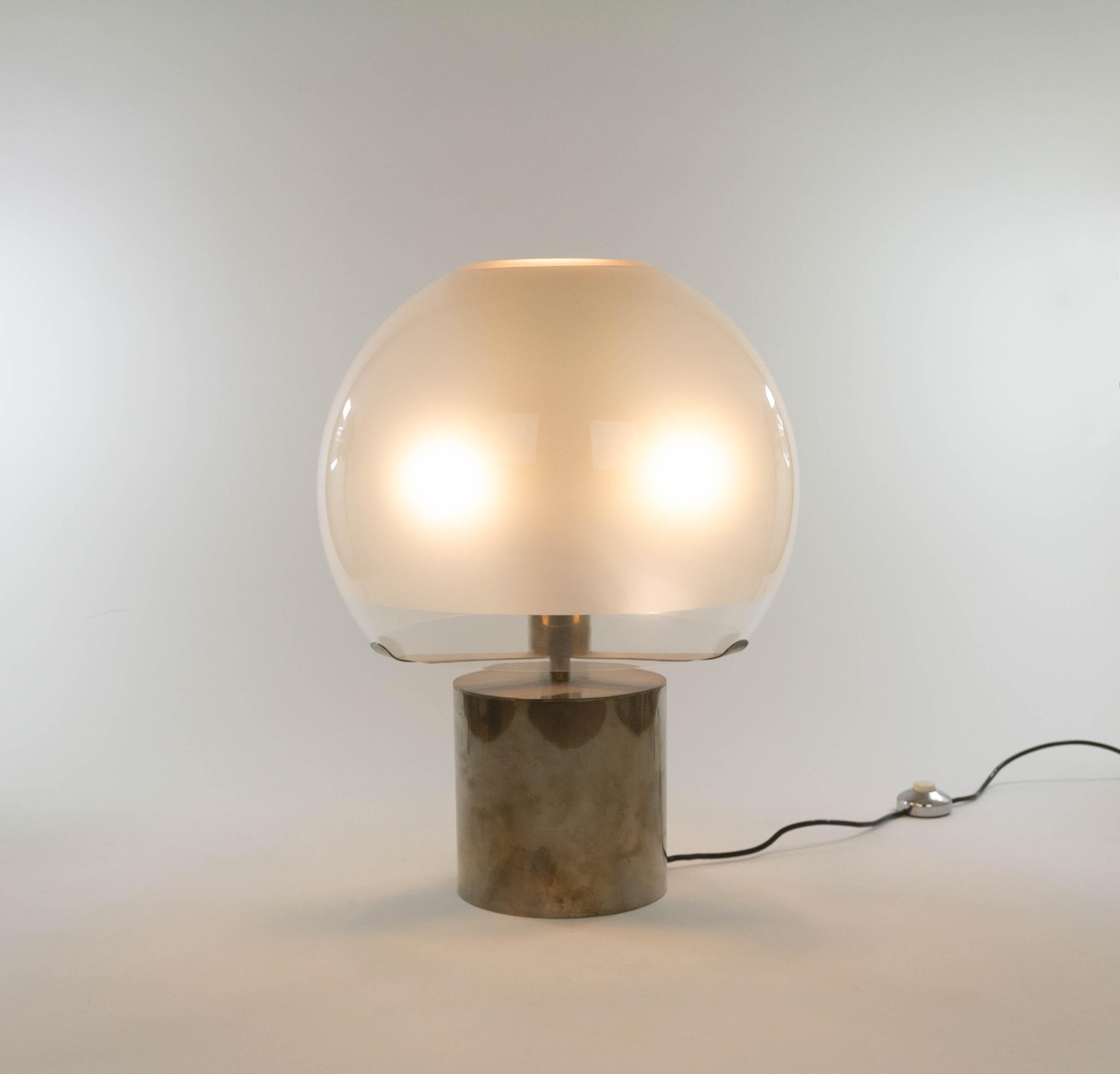 Lampe de table ou lampadaire Porcino conçue par Luigi Caccia Dominioni et fabriquée par Azucena, 1966. Une pièce classique et intemporelle.

Lampe de table avec base cylindrique en métal magnifiquement patiné, qui supporte un diffuseur en forme de