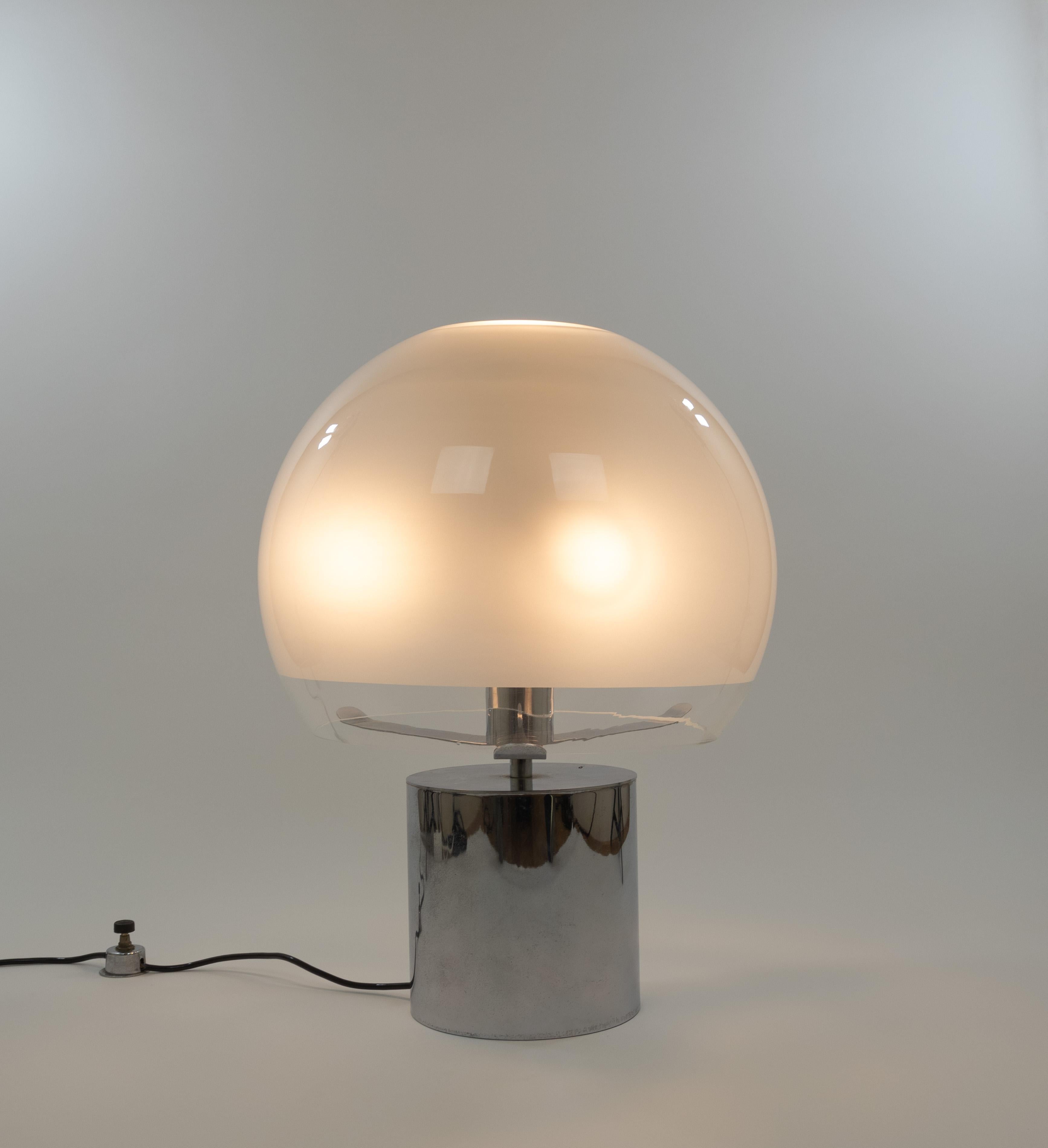 Lampada da tavolo o da terra Porcino disegnata da Luigi Caccia Dominioni e prodotta da Azucena, 1966. 

Lampada da tavolo con base cilindrica in metallo splendidamente patinato, che sostiene un diffusore a forma di sfera. Il paralume, realizzato in