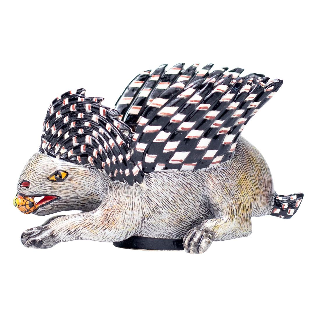Puercoespín Eggcup
Pintado a mano por Slie y esculpido por Sfiso

La Huevera Puercoespín es una encantadora pieza de arte en cerámica hecha a mano por el talentoso dúo Slie y Sfiso en Love Art Ceramic, Sudáfrica. Con unas dimensiones de 5 cm de