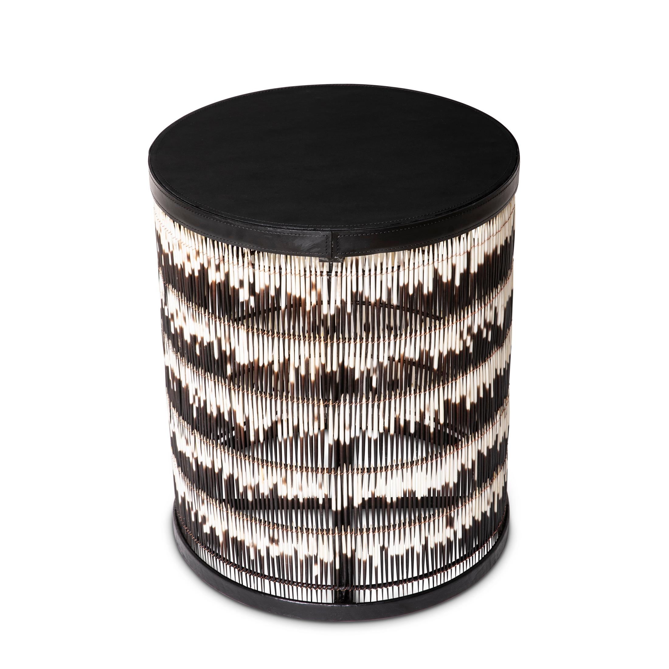 Assurée d'être le point focal de toute pièce, la table d'appoint Porcupine Quill est un ajout vraiment unique à votre collection de meubles. Les piquants récoltés sans cruauté dans la province du Cap Nord, en Afrique du Sud, sont fixés selon un
