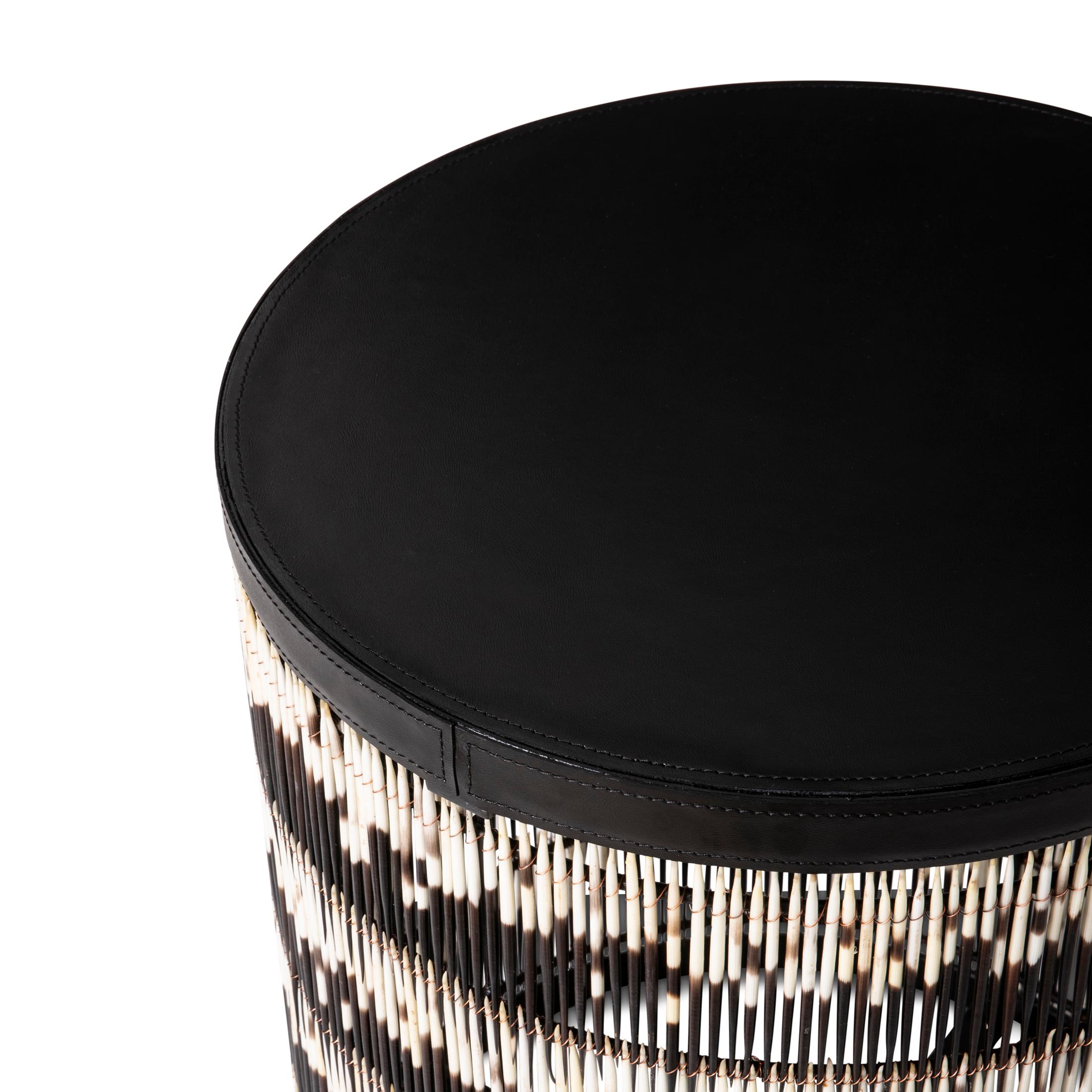 Cuir Table d'appoint cylindrique Porcupine Quill en vente