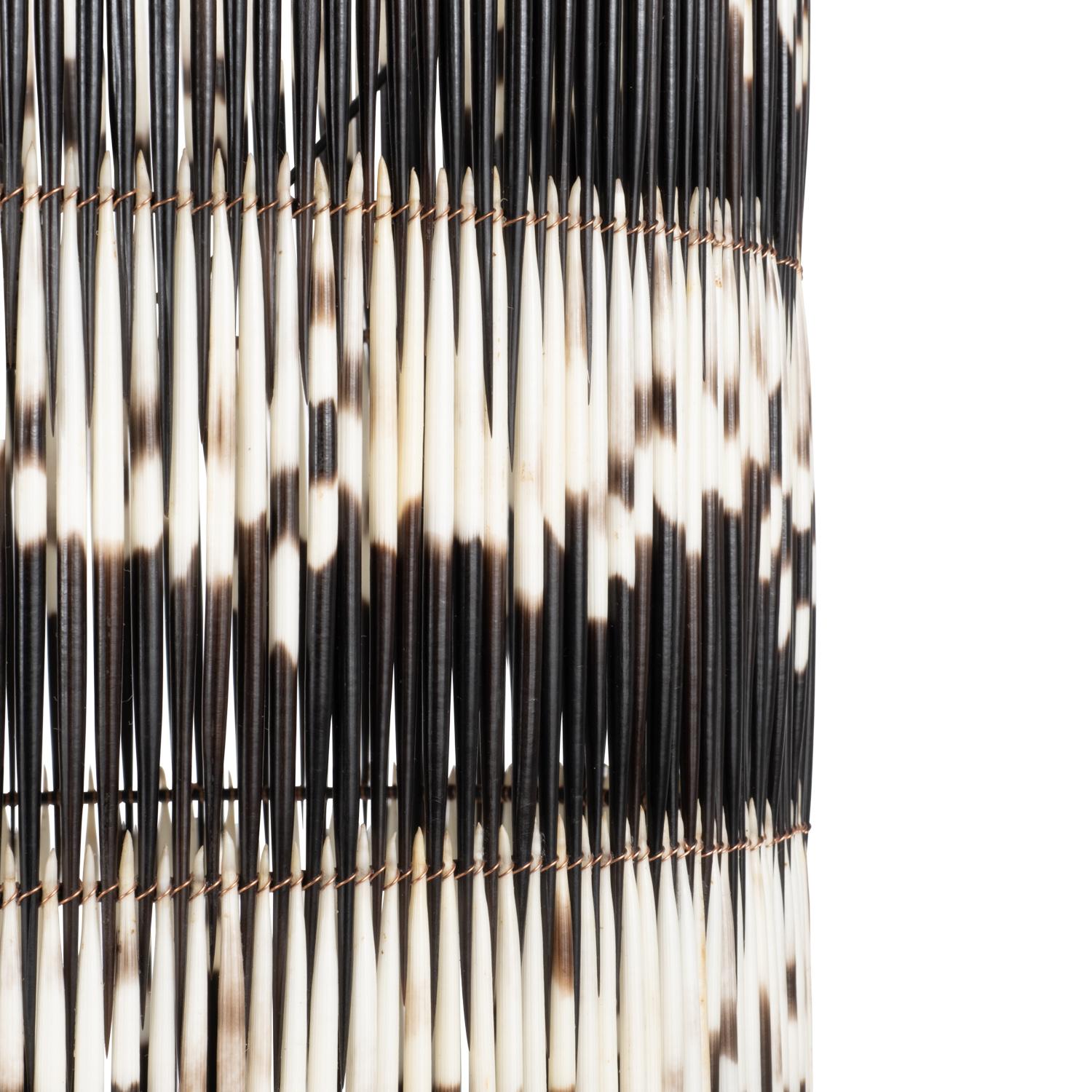 Sudafricano Ciondolo - Quill di porcospino con triplo rivestimento in pelle in vendita