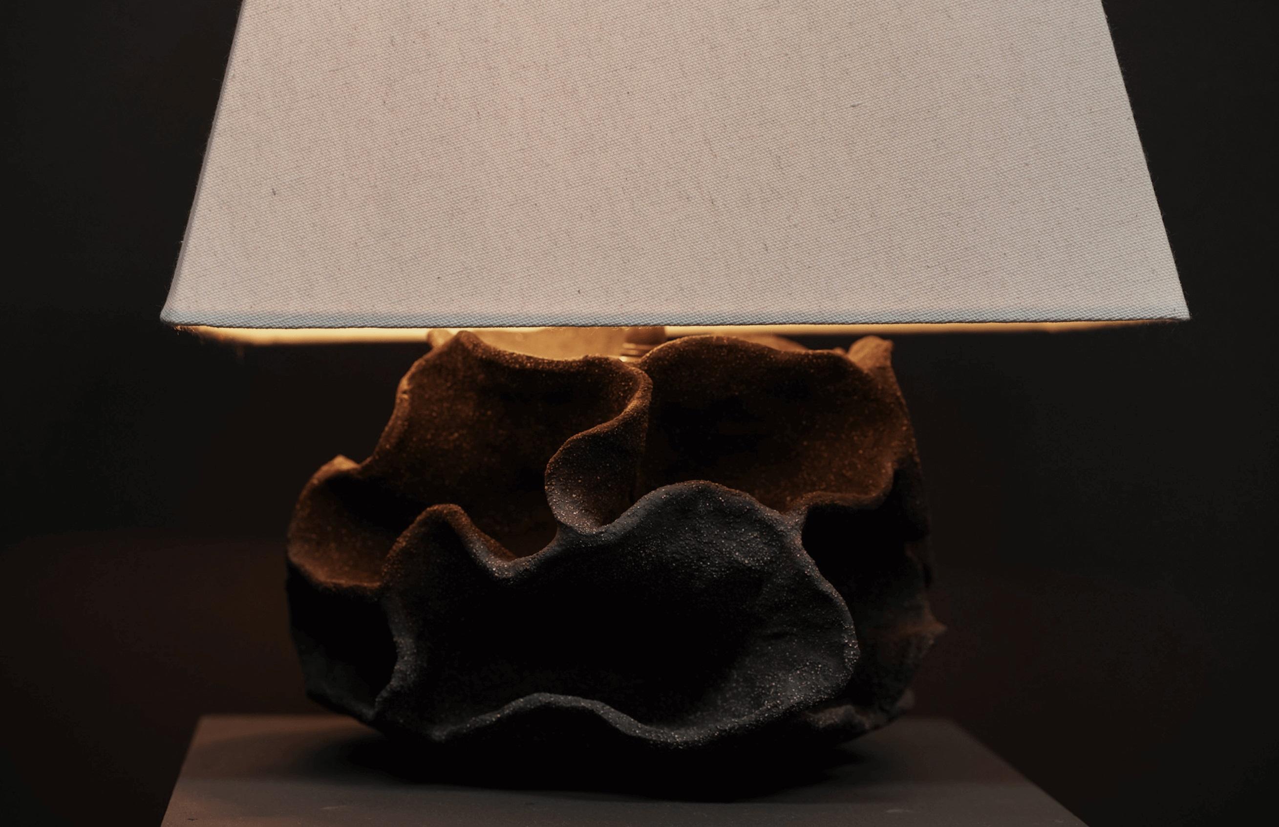 Lámpara de mesa de cerámica Porifera, Cruda Estadounidense en venta