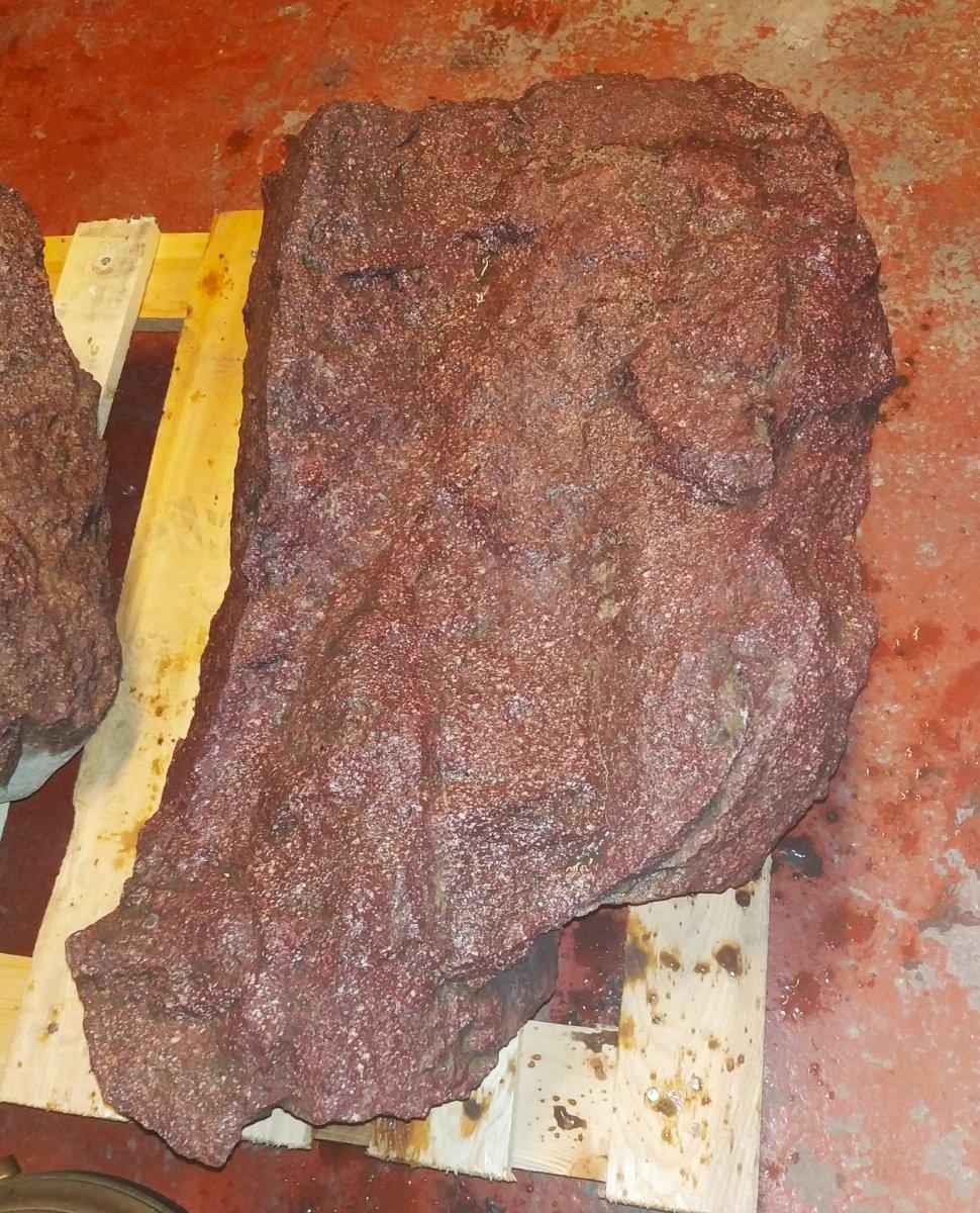 Porphyry block - 36 kg
Porphyry is a purple stone with white flecks, renowned for its great hardness. It has been used in sculpture and architecture since Antiquity, in particular to make columns, pavements and coloured draperies in sculpture,