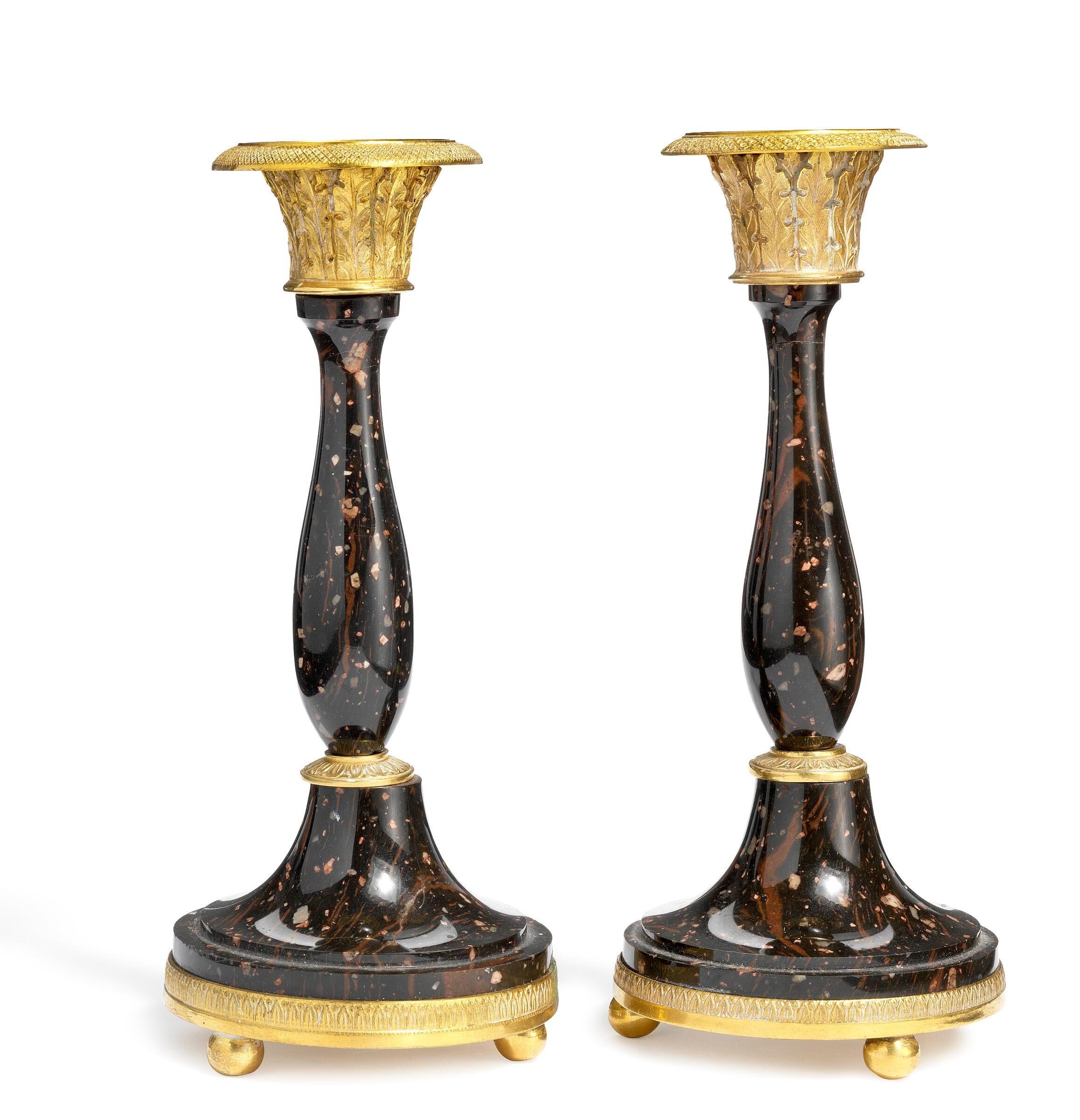 Coppia di candelieri dell'Impero Svedese in porfido e bronzo dorato. Un modello raro e di grande qualità. Piccolo e squisito.