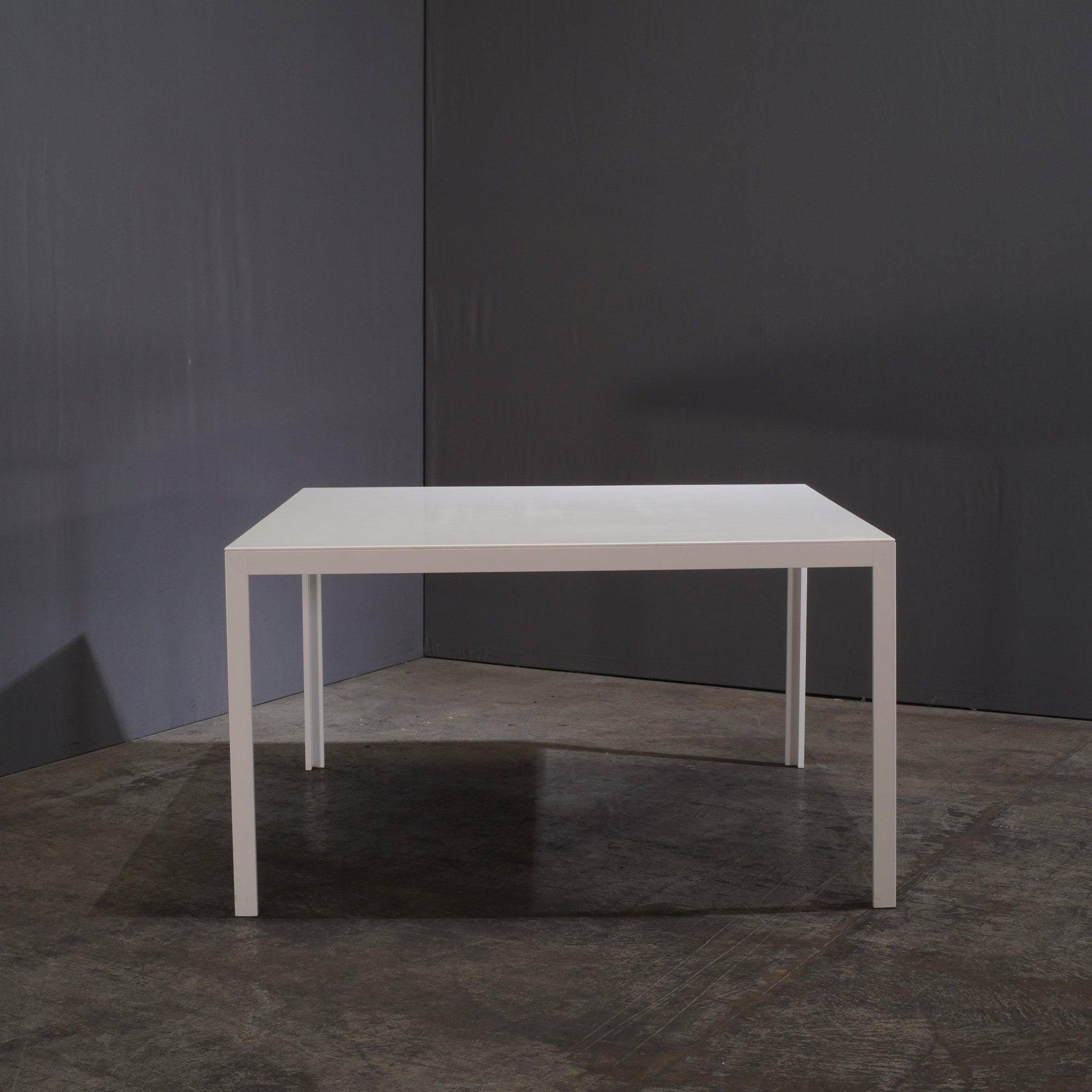 La Mesa Porro Fractal de Corian Blanco es una llamativa pieza de diseño moderno. Porro, conocido por sus muebles innovadores y de alta calidad, ofrece una mesa que combina la elegancia geométrica con la funcionalidad práctica. Su diseño único hace