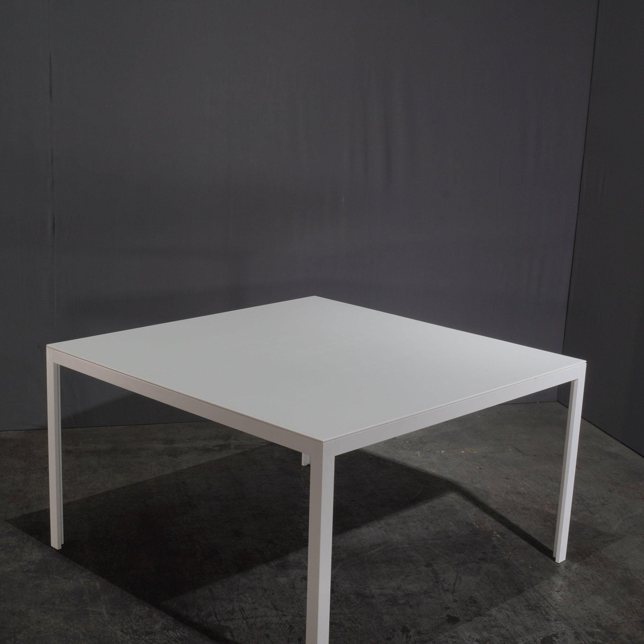 Mesa cuadrada Porro Fractal de Corian blanco en Bueno estado para la venta en Basildon, London