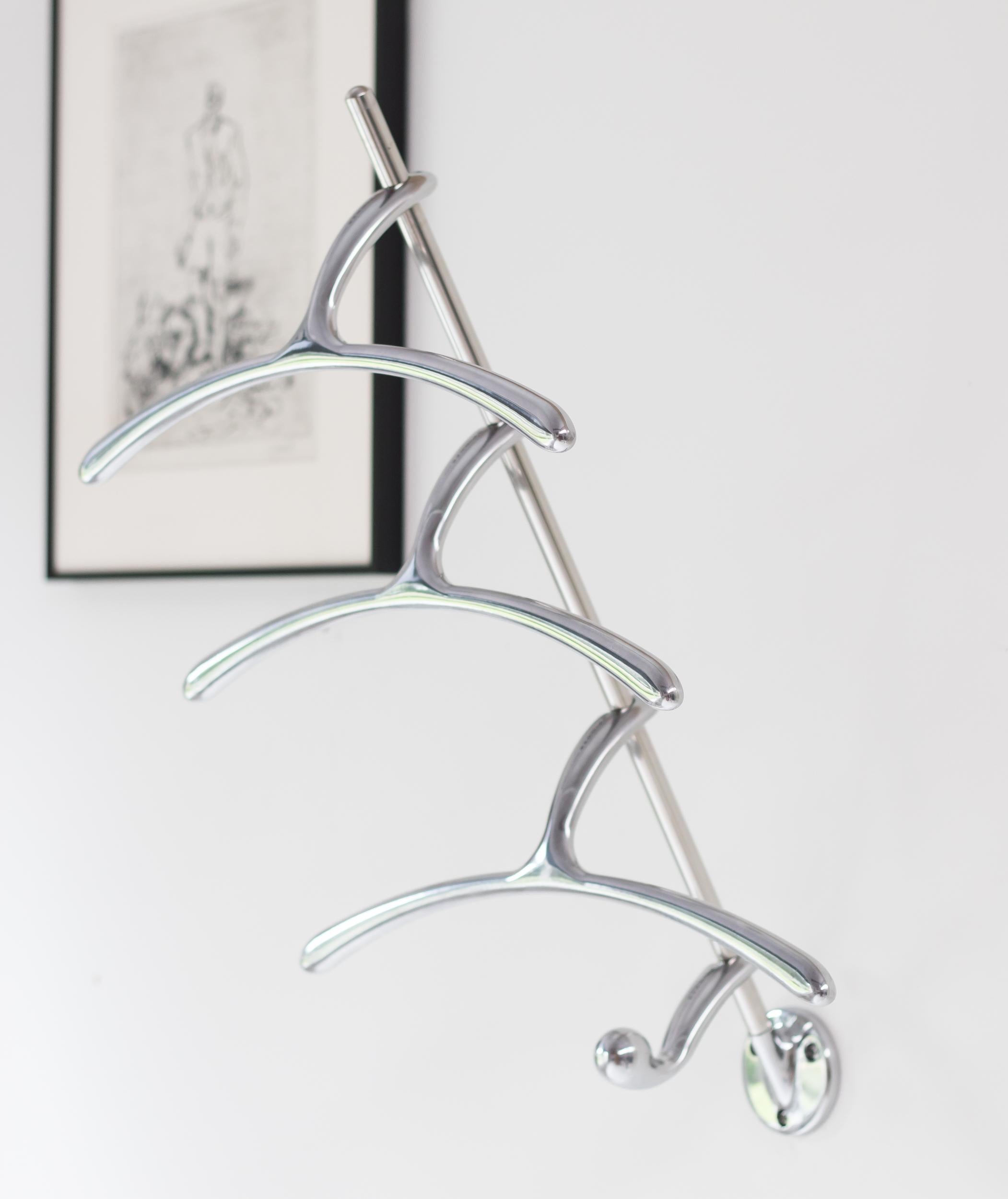 Wall-mounted coat rack in polished aluminium designed by F.A. Porsche for Spinder, The Netherlands.
In excellent condition with the original boxes.
Marked.
    