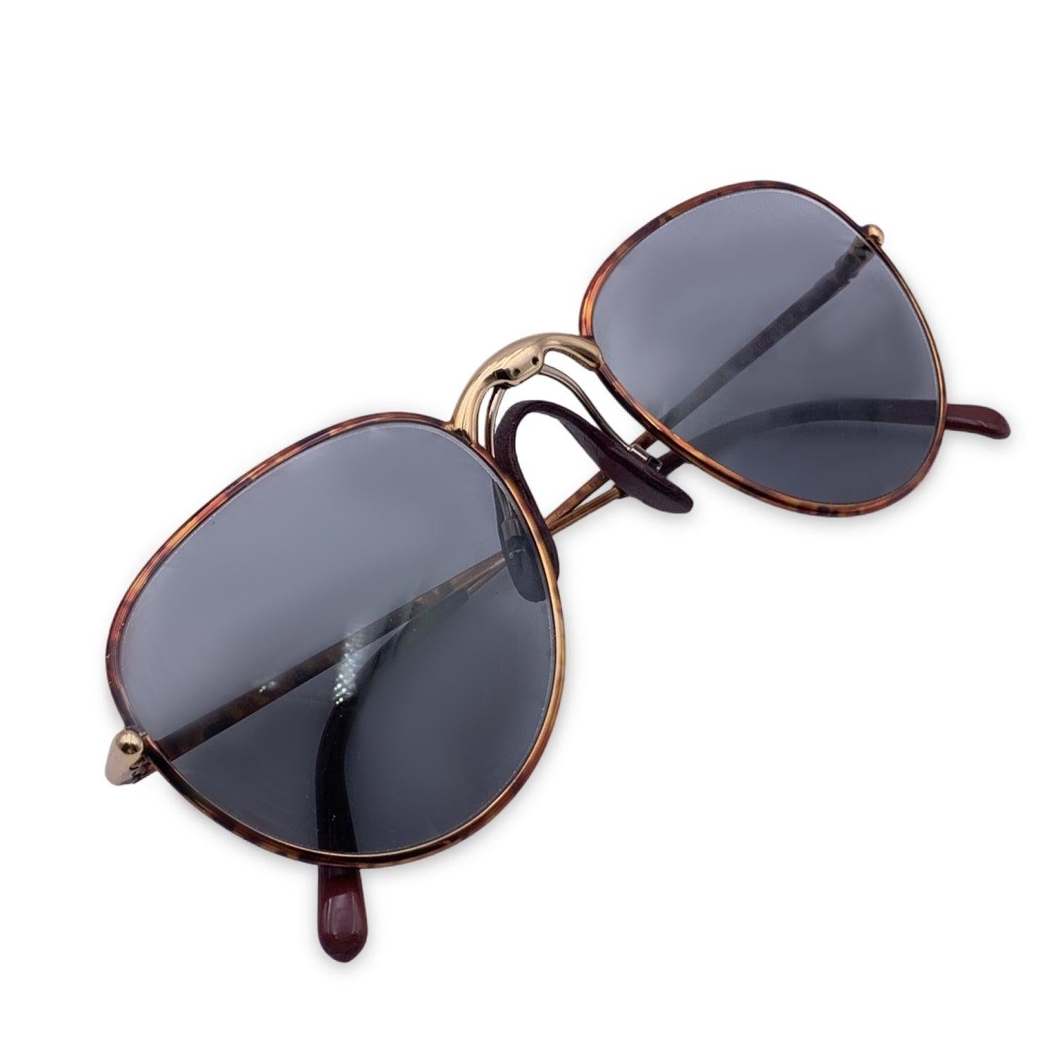 Découvrez le mélange parfait de luxe et de style vintage avec ces lunettes de soleil Porsche Design/One by Carrera, modèle 5662. Datant du début des années 90, cette monture rare est une véritable pièce de collection, incarnant l'attrait sophistiqué