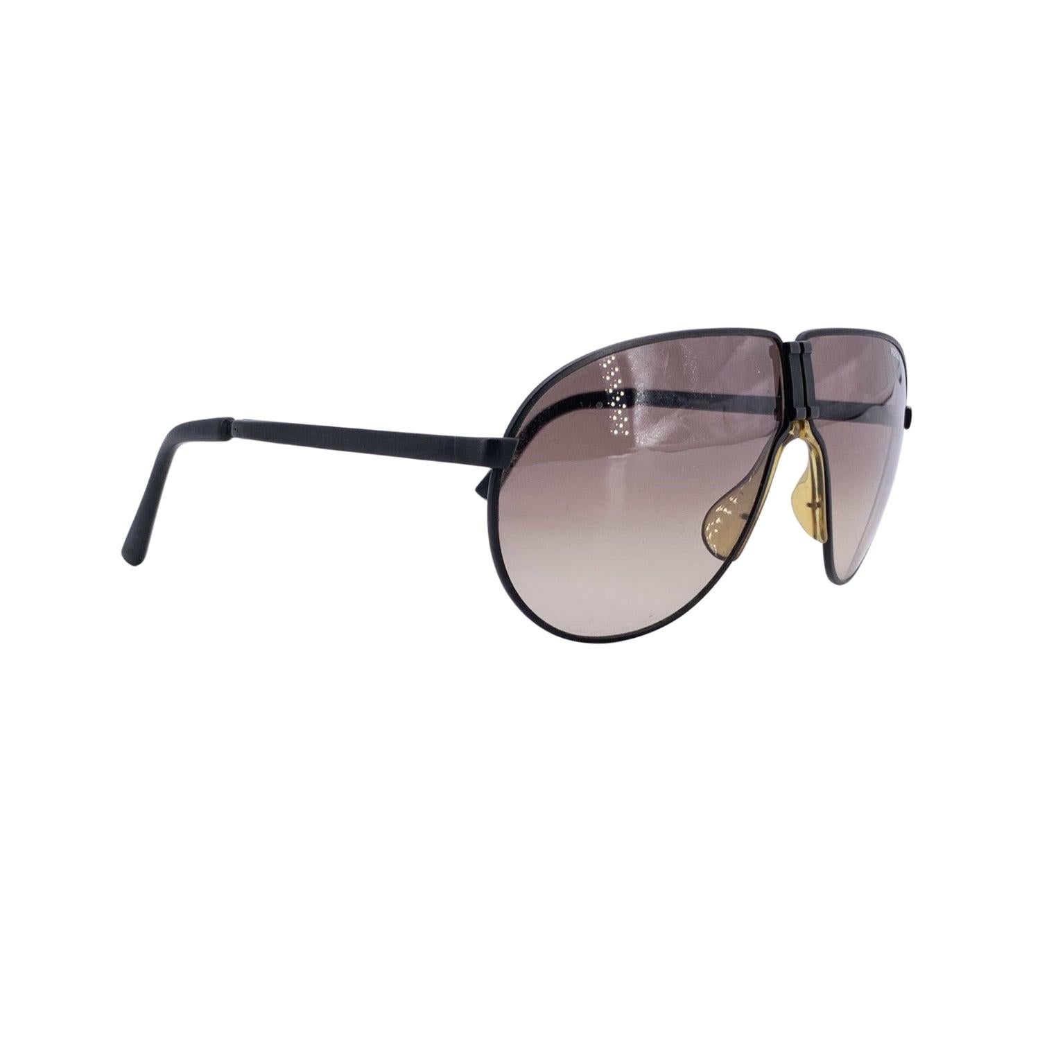 Die Porsche Design 5622 ist eine elegante, scharfe und wie ein klassischer Sportwagen konstruierte Brille, bei der Form auf Funktion trifft. Diese Vintage-Sonnenbrille von Porsche Design mod. 5622 stammt aus der goldenen Ära des Luxusdesigns der