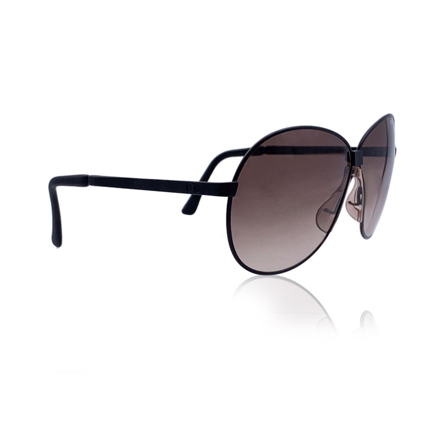 Élégante, pointue et conçue comme une voiture de sport classique, la Porsche Design/One 5626 est le point de rencontre entre la forme et la fonction dans le domaine des lunettes vintage. Ces lunettes de soleil vintage Porsche Design mod. 5626 sont