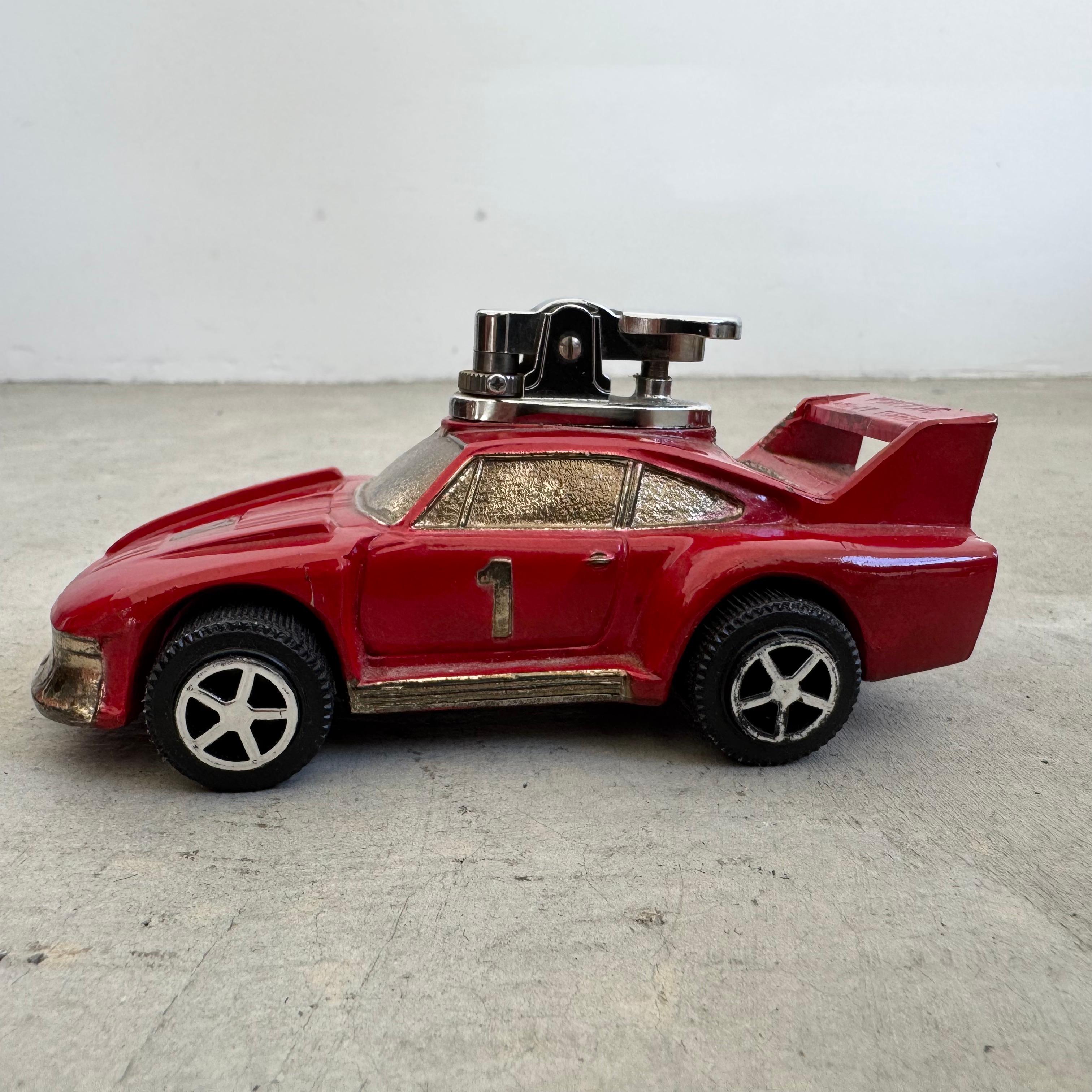 Dieses Feuerzeug aus Metallguss ist das perfekte Tischaccessoire für jeden Rennwagenliebhaber, Porsche-Enthusiasten oder Raucher. Auf dem Spoiler ist der Schriftzug 'Porsche 935-77 Turbo' angebracht. Der Porsche 935 wurde 1976 als Rennwagen