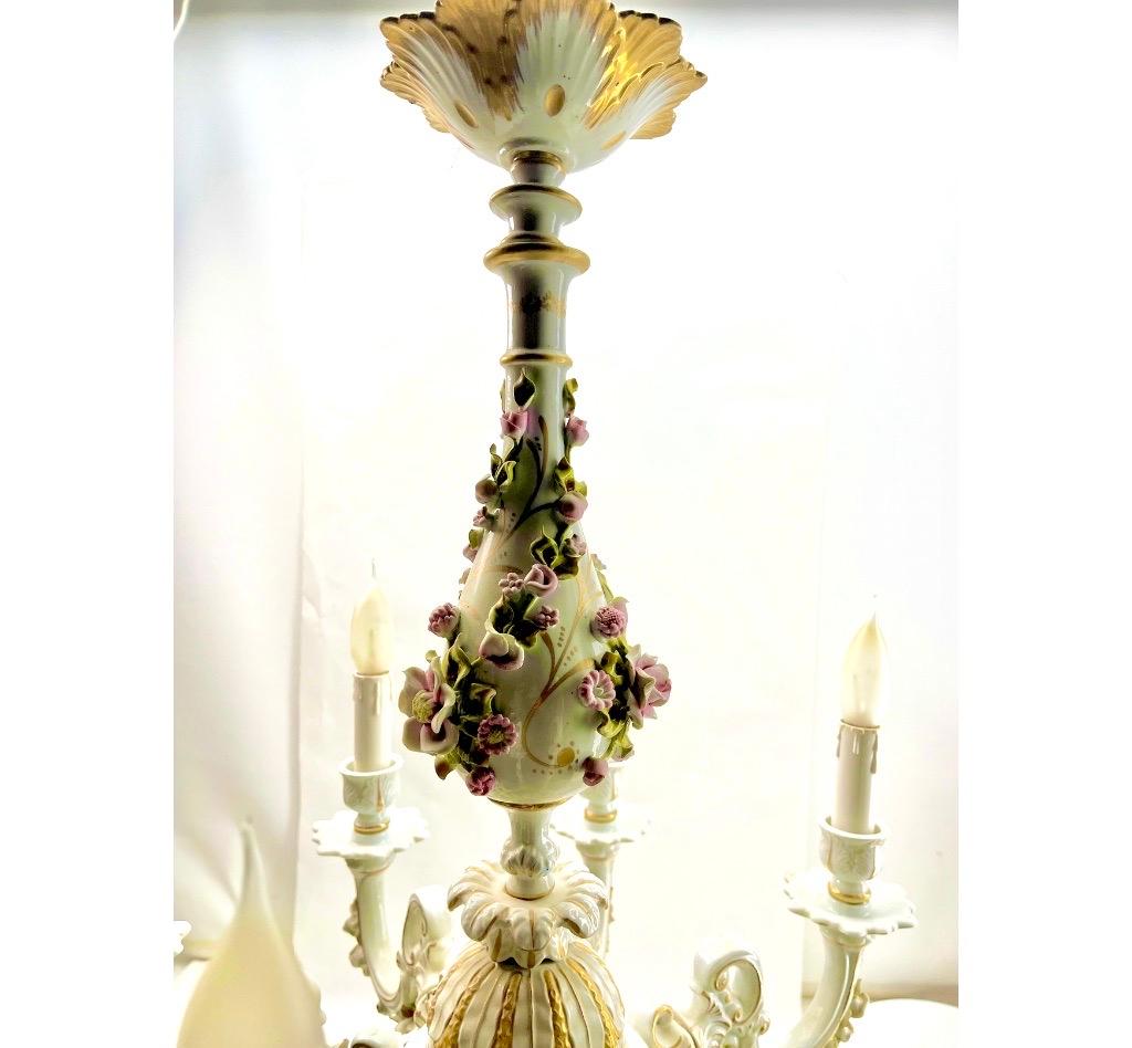 Porselain Italian Chandelier Hand-Crafted and Painted with floral decoration  In Good Condition For Sale In Verviers, BE