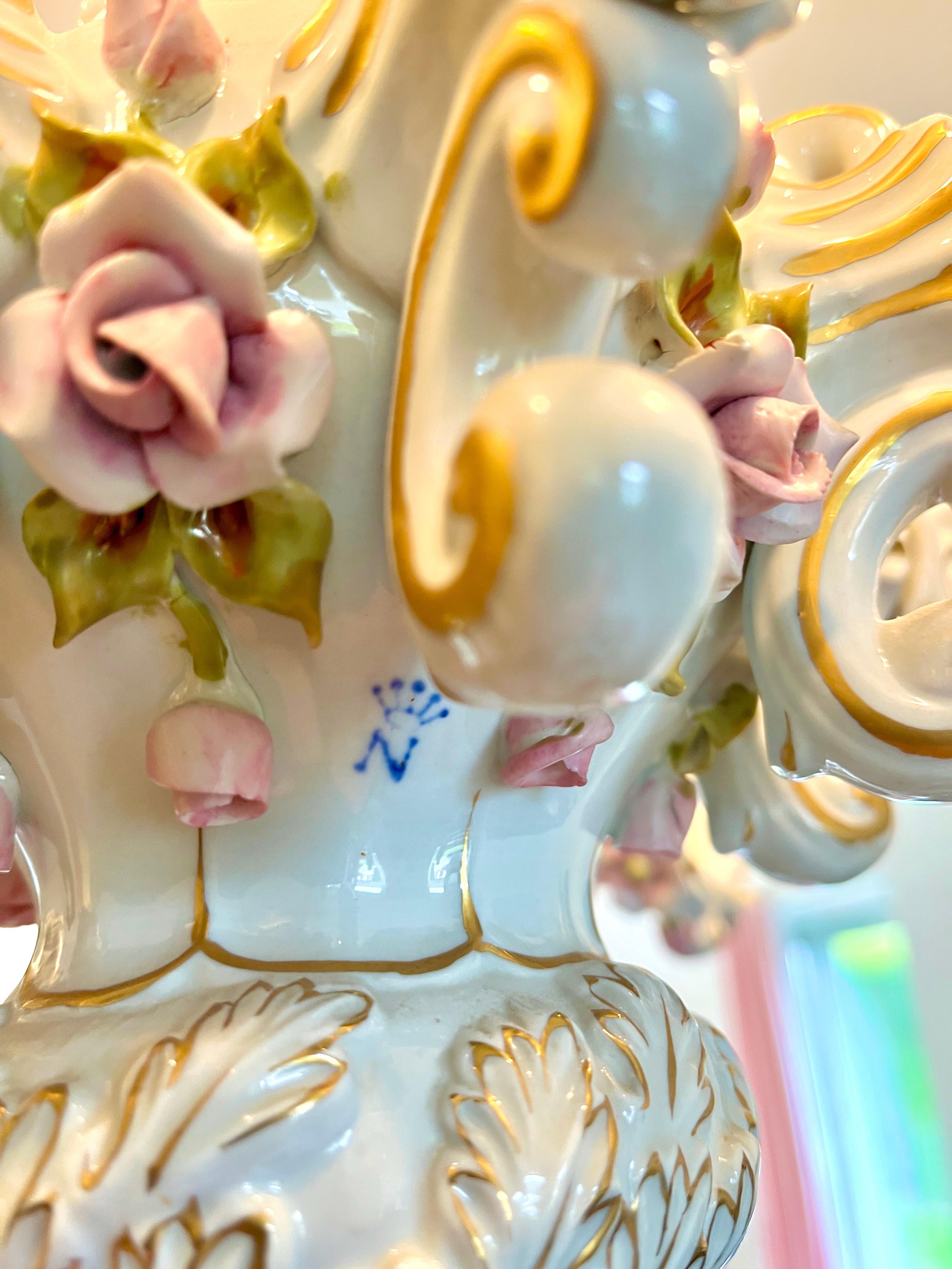 Porcelaine Lustre italien Porselain fait à la main et peint avec une décoration florale  en vente