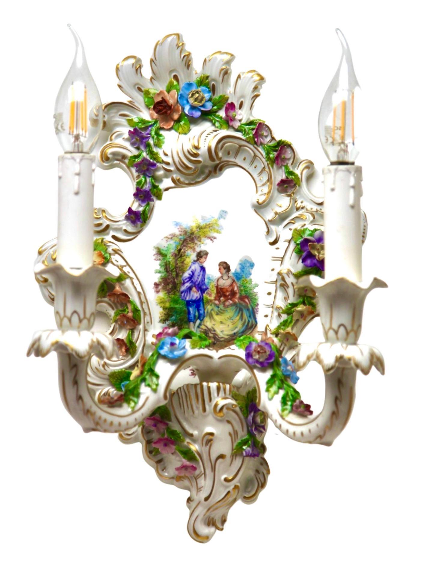 Peint à la main Paire d'appliques italiennes fabriquées à la main et peintes avec une décoration florale  en vente