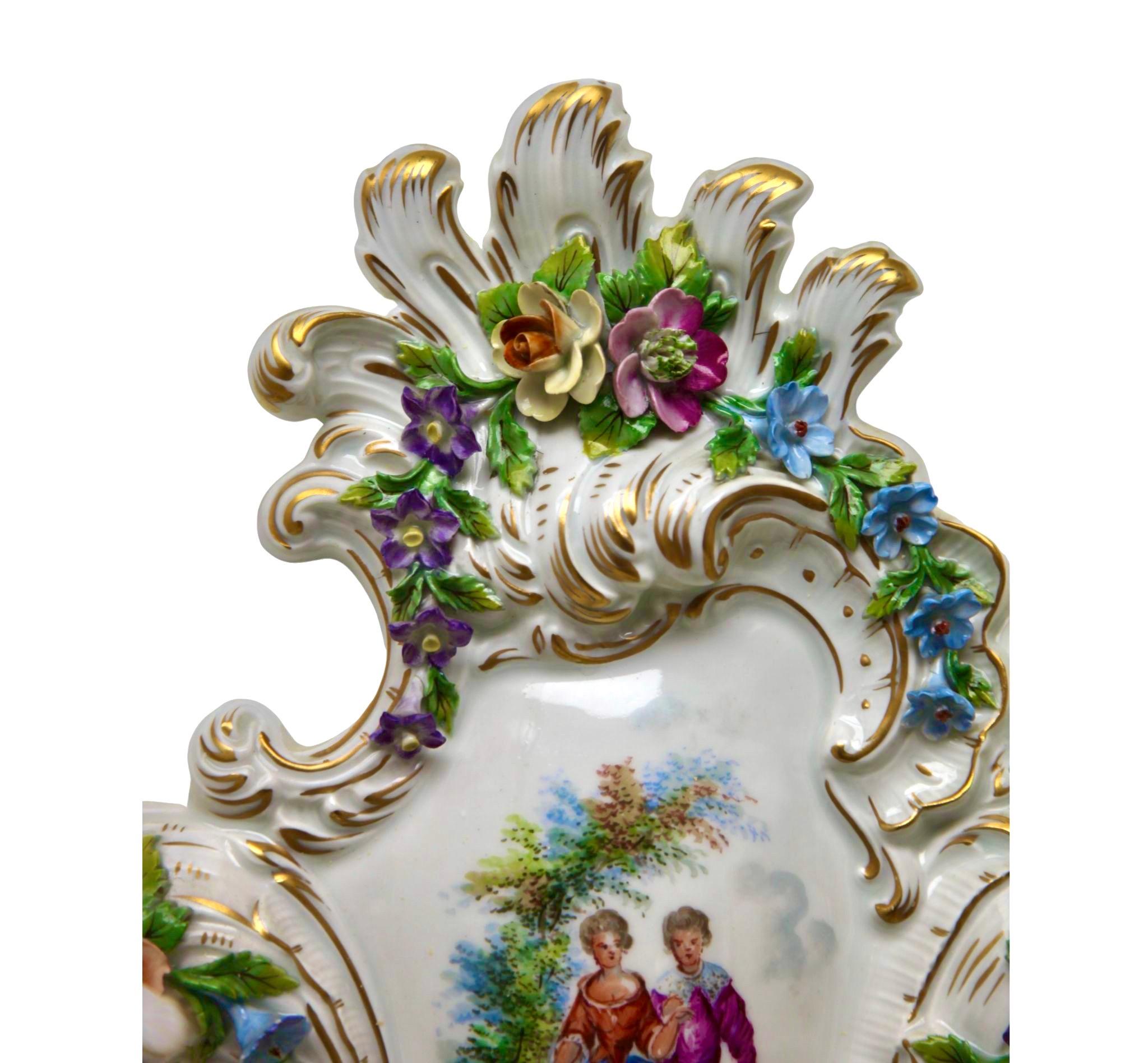 Paar italienische Porselain-Wandleuchter, handgefertigt und bemalt mit Blumendekoration  (Handbemalt) im Angebot