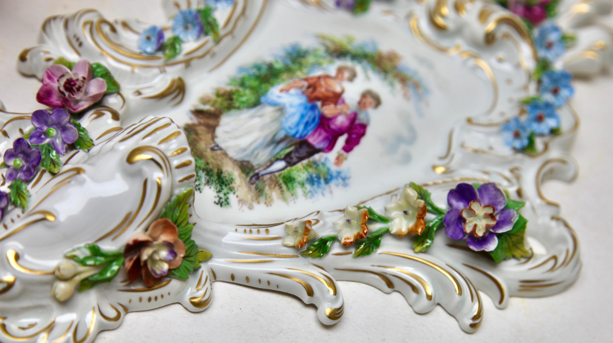 Paar italienische Porselain-Wandleuchter, handgefertigt und bemalt mit Blumendekoration  (Porzellan) im Angebot