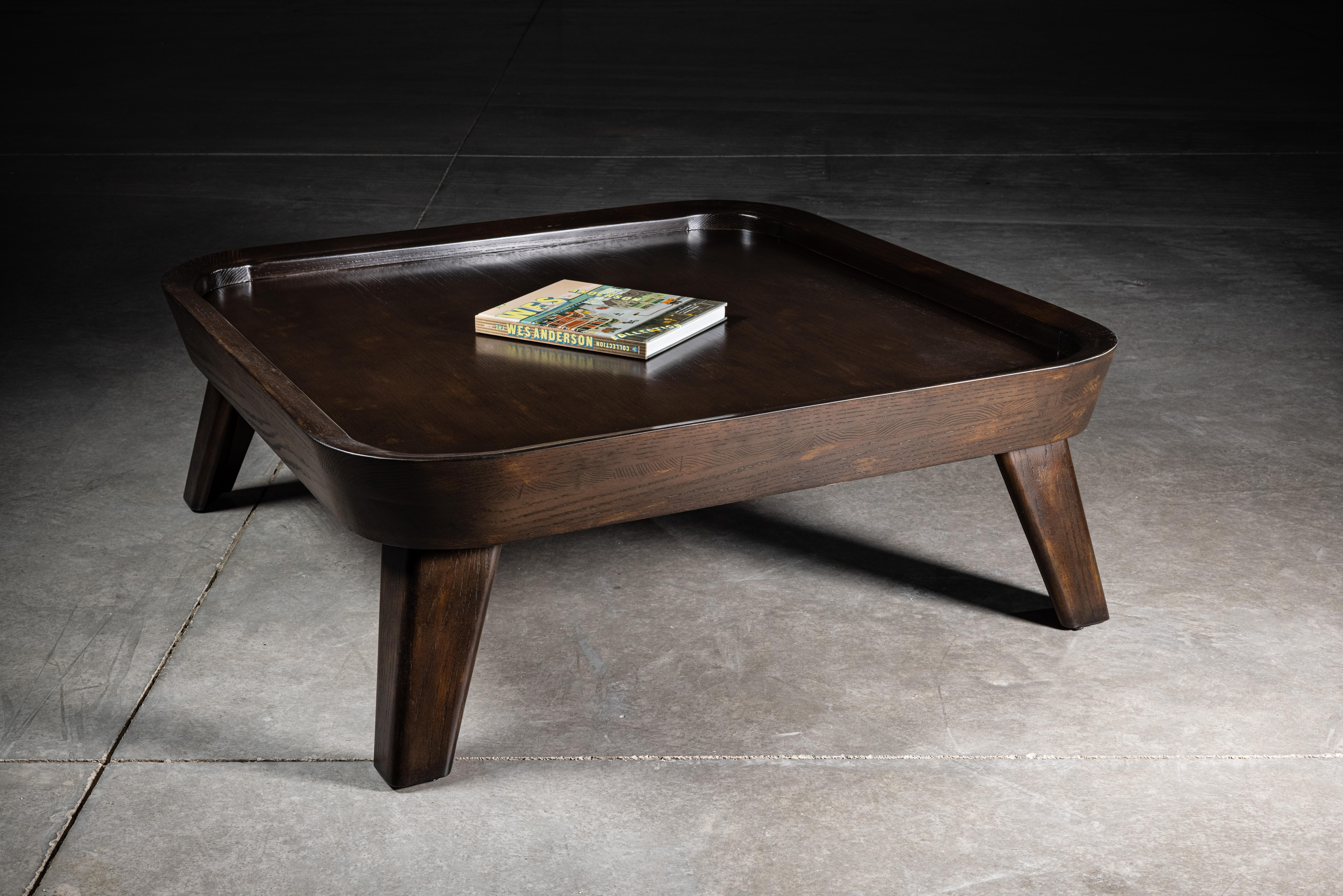 Table basse carrée Porset en Oak massif avec finition marron par No Age Studio Neuf - En vente à Geneve, CH