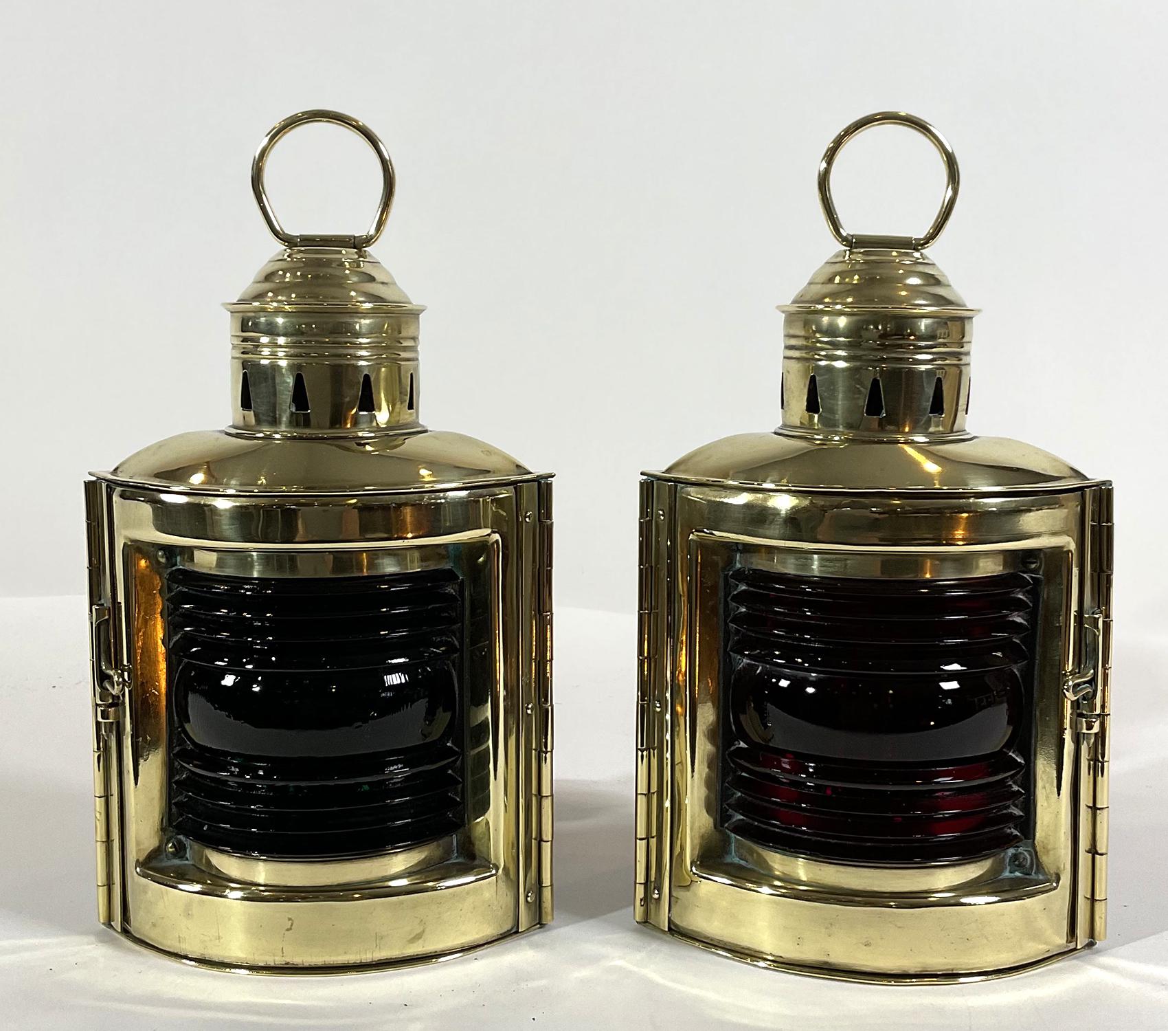 Zwei Schiffslaternen aus massivem Messing an Backbord und Steuerbord von Wilcox Crittenden aus Middletown, Connecticut. Satte rote und grüne Fresnel-Glaslinsen. Belüftete Verschlüsse mit Trageringen. Hochgradig poliert. Elektrifiziert. Um 1940. Von