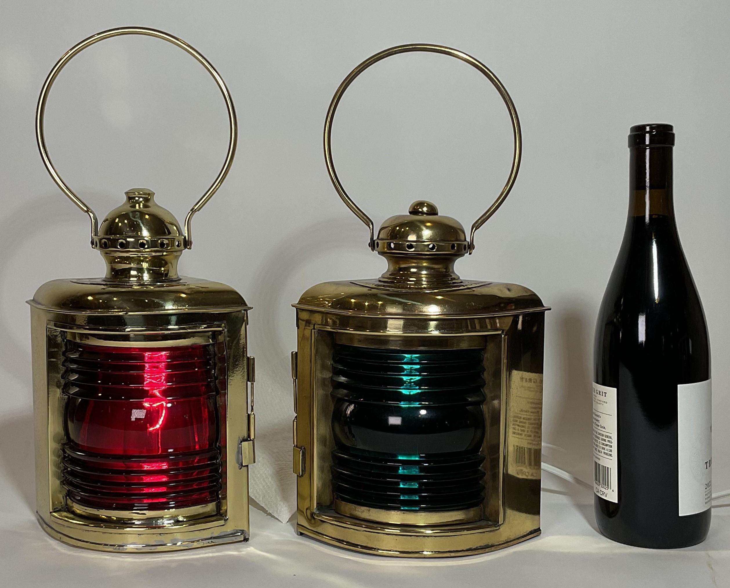Coppia di lanterne antiche a babordo e a tribordo con lenti in vetro fresnel rosso e blu. L'ottone è stato meticolosamente lucidato e laccato dalla Universal Metal Spinning and Stamping Company di New York.

Peso:    3 libbre ciascuno
Dimensioni
