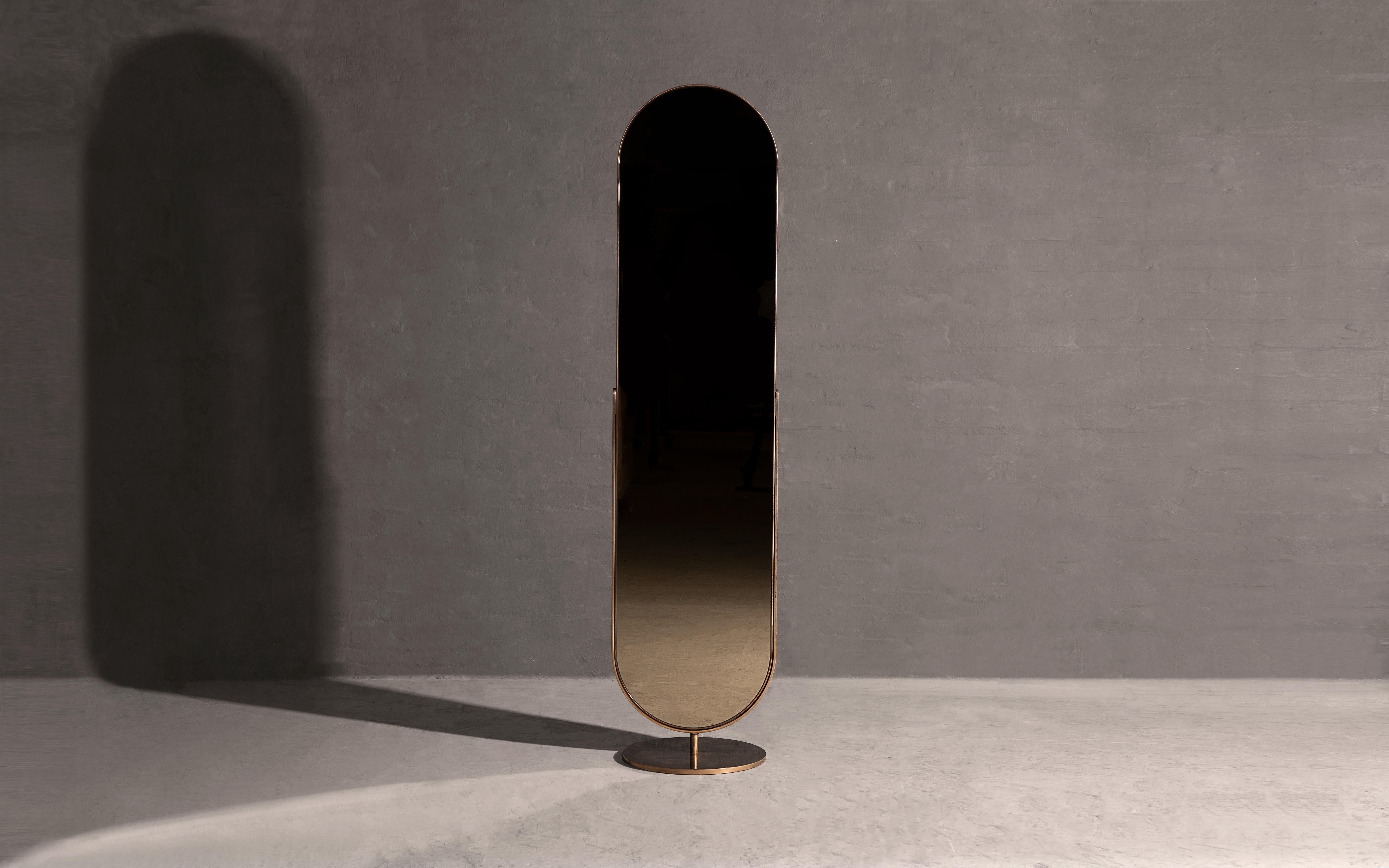 Miroir minimal et pivotant en bronze patiné. Fabriqué à la main dans le Nord, sur commande. Des tailles et des finitions personnalisées sont disponibles. 

Fourni avec deux points de fixation à vis sur la face arrière. Les miroirs plus grands sont