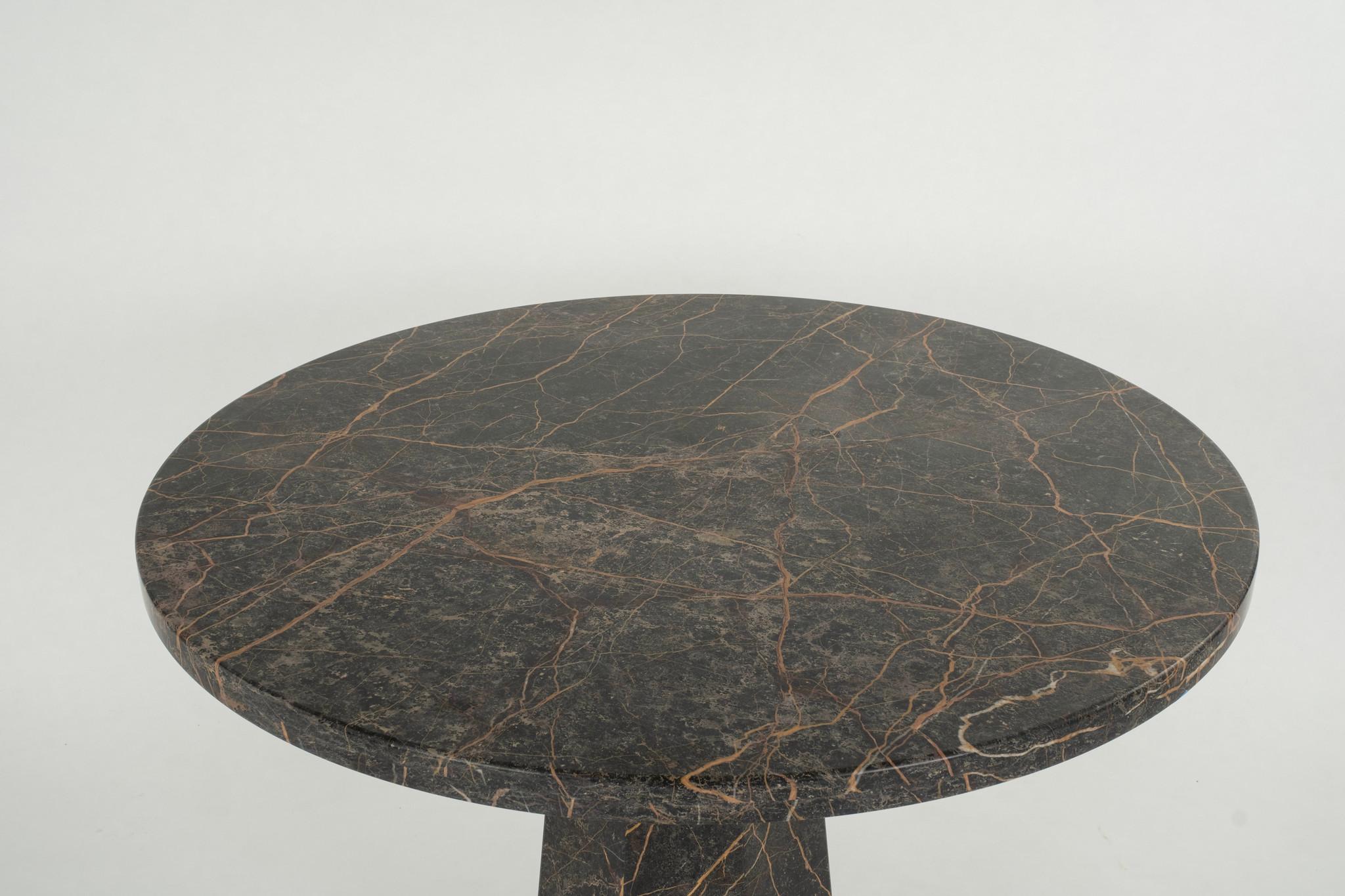 Table centrale en marbre Port Laurent adouci de 40