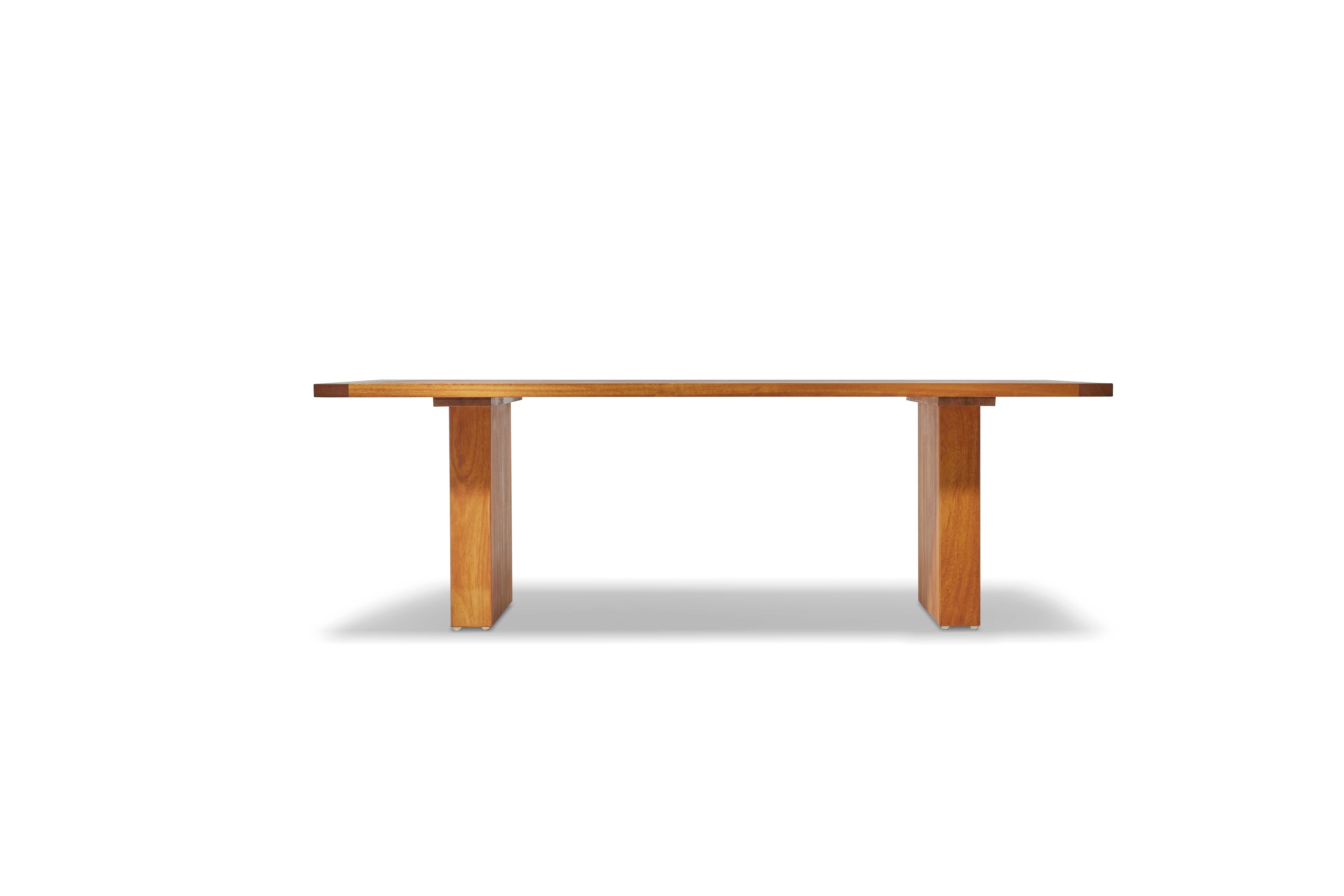 Realizzato in legno massiccio di Iroko, il tavolo da pranzo Port offre un'eleganza senza tempo grazie alle sue linee architettoniche pulite e alla sua struttura robusta. Progettato per resistere alle intemperie, questo pezzo artigianale è perfetto