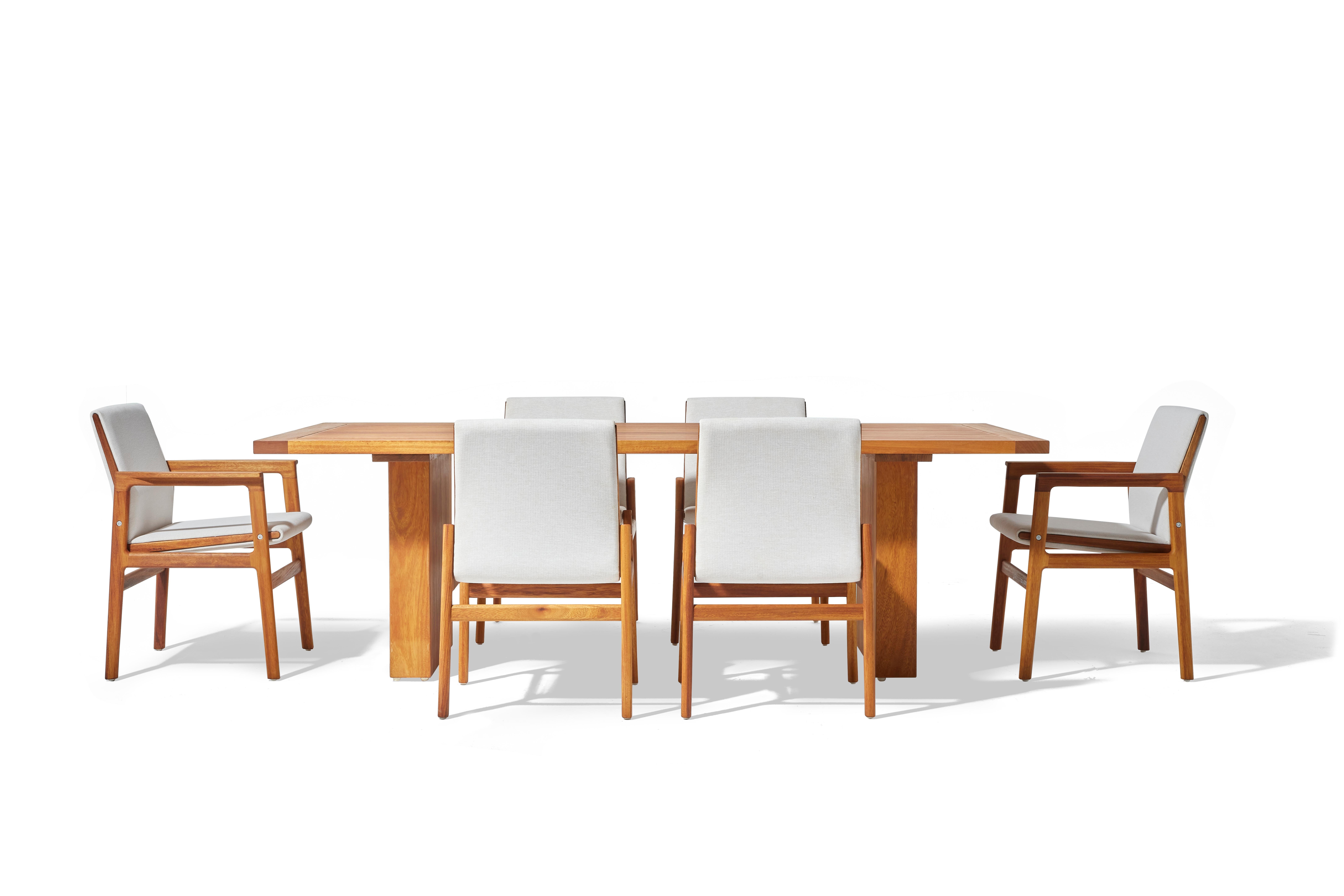 Fatto a mano Tavolo da pranzo per esterni PORT in Iroko massiccio di Contemporary Design Works in vendita