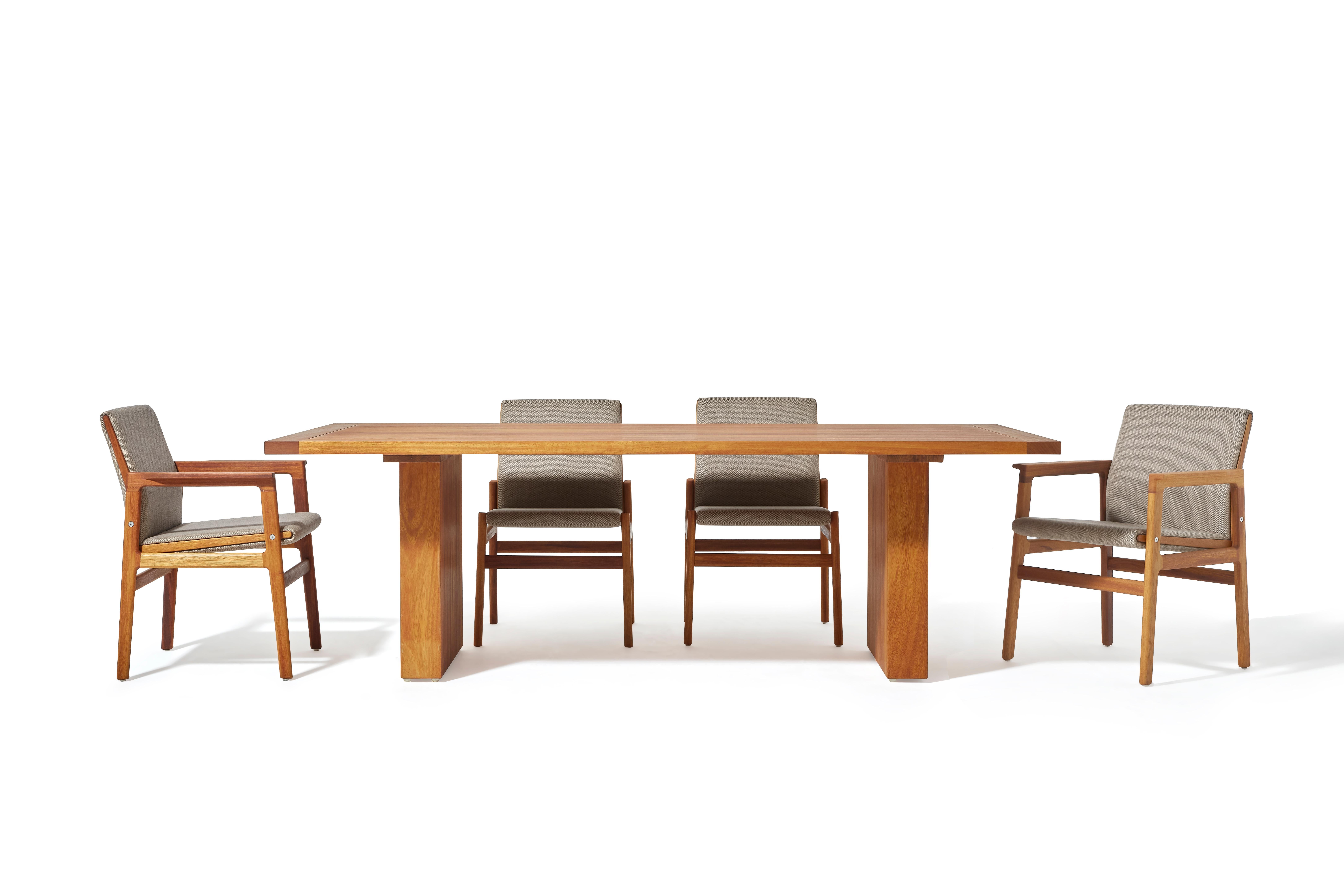 Tavolo da pranzo per esterni PORT in Iroko massiccio di Contemporary Design Works In condizioni Nuovo in vendita a Miami, FL