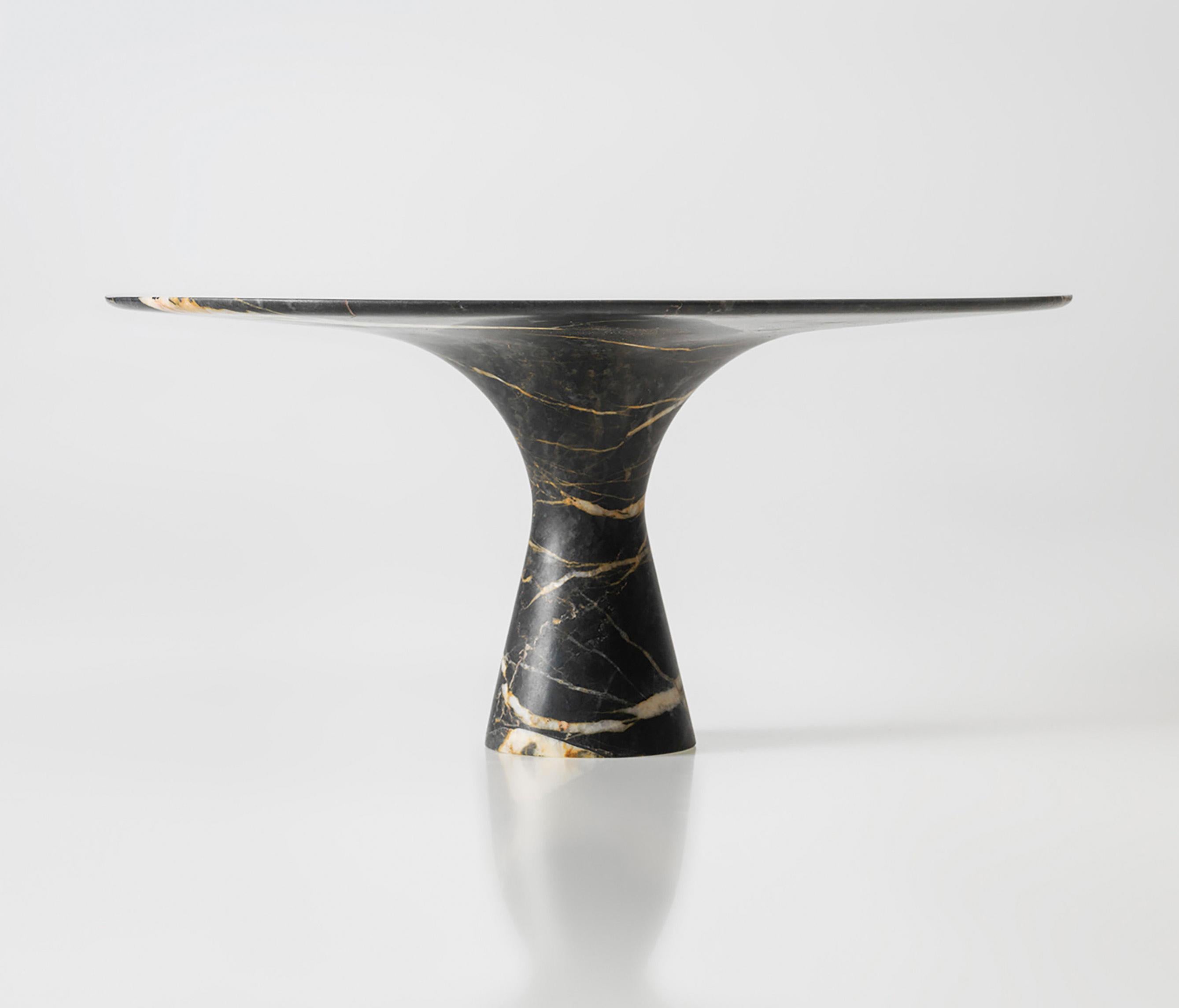 Port Saint Laurent Table à manger en marbre raffinée et contemporaine 180/75
Dimensions : 180 x 75 cm
Matériaux : Port Saint Laurent

Angelo est l'essence même d'une table ronde en pierre naturelle, une forme sculpturale dans un matériau robuste