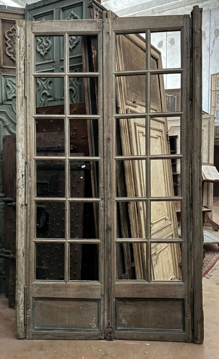 Porta antica a vetri in legno di rovere, due battenti con montanti laterali con molti vetrini, Originale di Epoca '800 con Apertura a tirare, provenienza Italia.
Misura massima esterna cm B 158 x H 275, misura luce cm B 140 x H 275