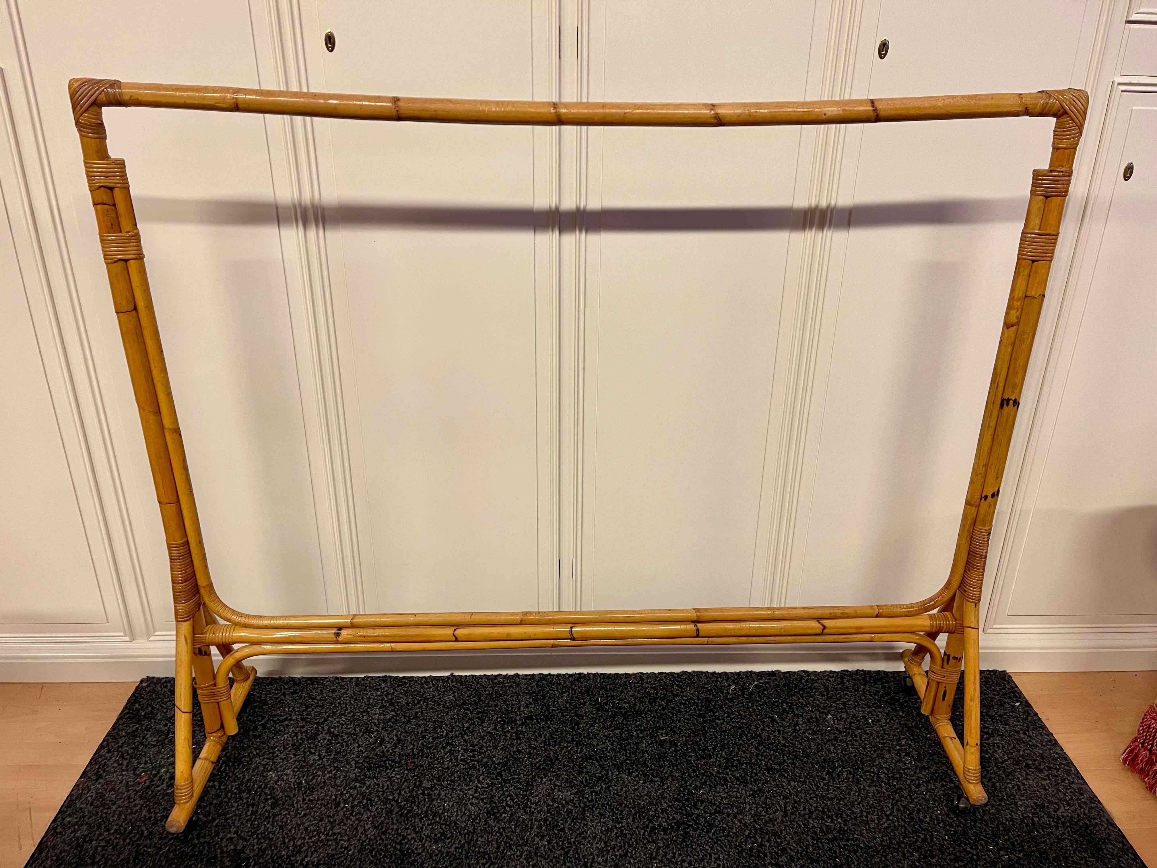 Porta abiti italiano temporaneo in bambu e rattan design bonacina anni '90 in vendita 1