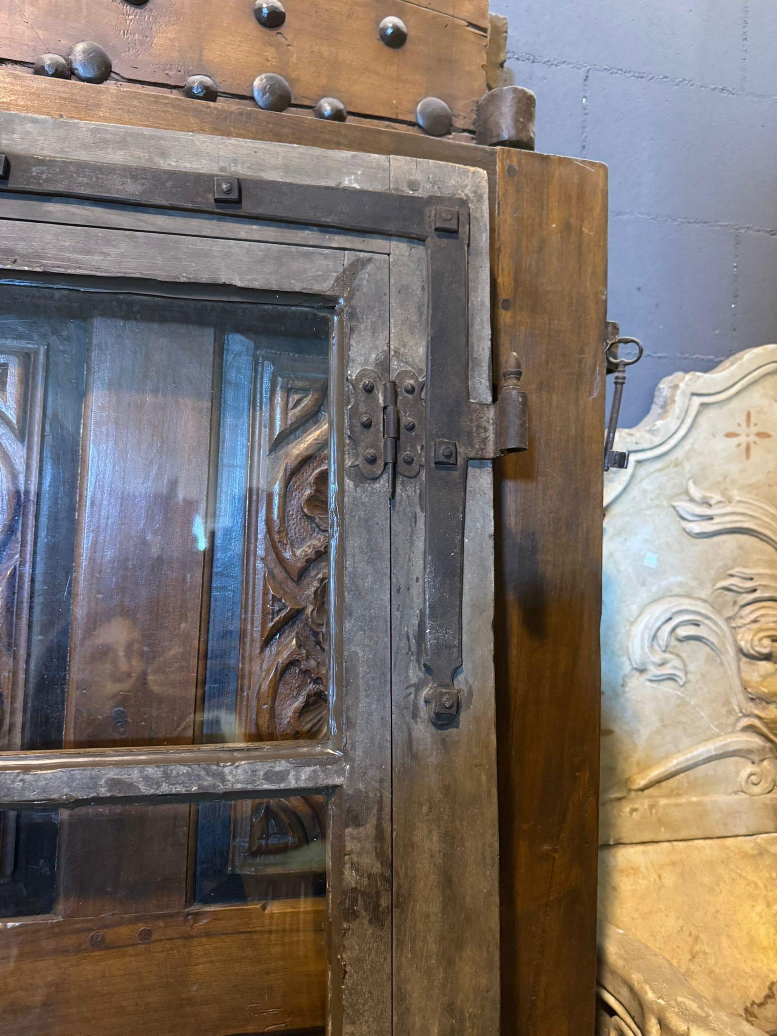 Intagliato Porta ad un battente a vetri, in legno di noce con ferri originali, italia in vendita