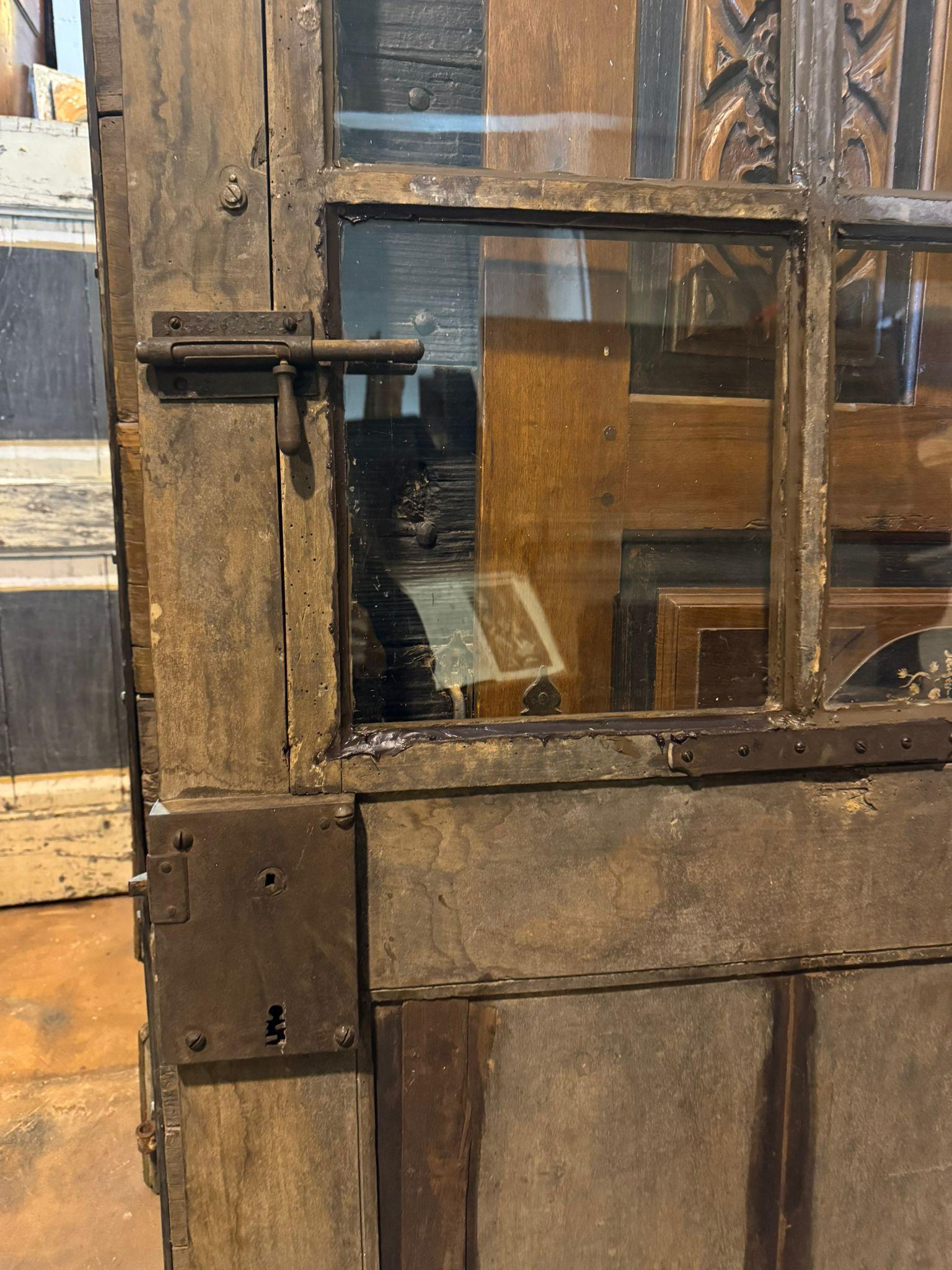 Porta ad un battente a vetri, in legno di noce con ferri originali, italia In condizioni buone in vendita a Cuneo, Italy (CN)