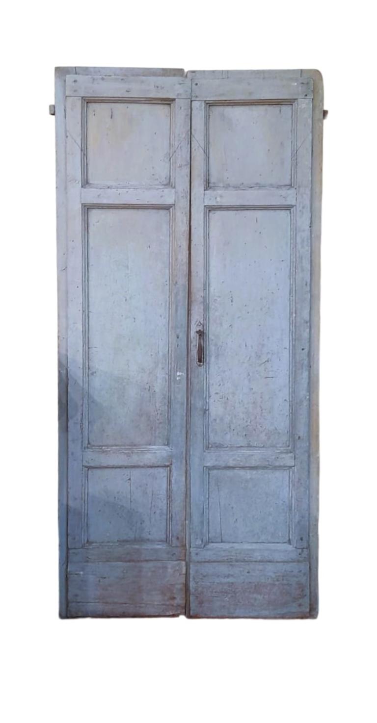 Antike, hellblau lackierte Tür mit ihrer ursprünglichen Lackierung.

Lackierte Tür aus dem späten 17. Jahrhundert und dem frühen 1800, mit Originalbeschlägen. 
Abmessungen: L. cm 100 - H. cm 200 

Code 6227
(s)